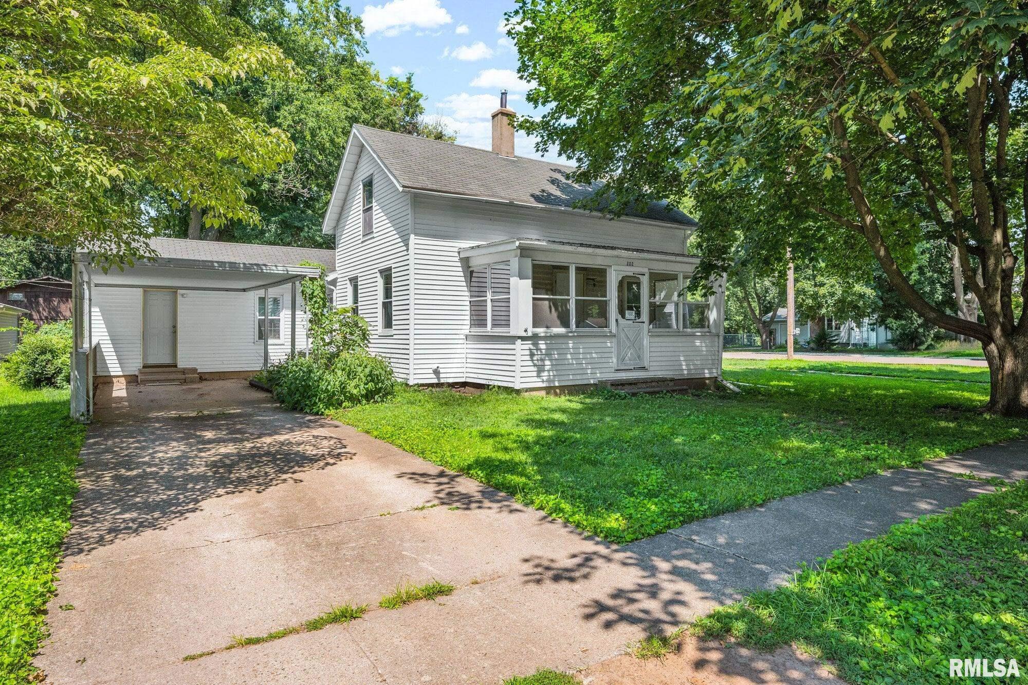 Photo 1 of 28 — 202 S LOGAN Street, Mason City, IL 62664