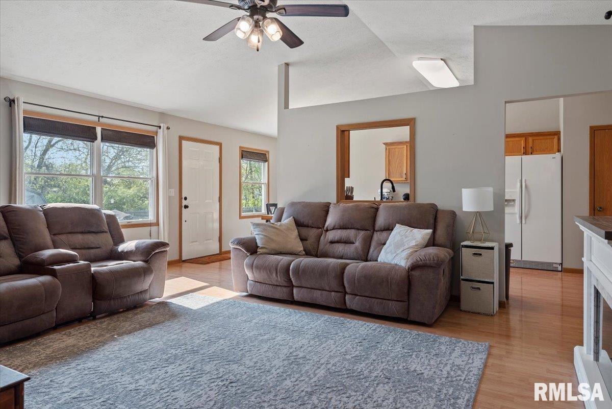 504 N Bitterroot Drive, Athens, Illinois image 3