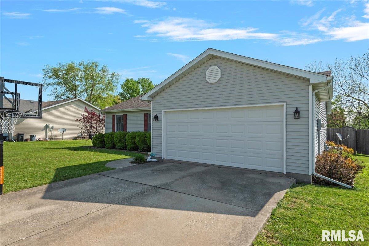 504 N Bitterroot Drive, Athens, Illinois image 31