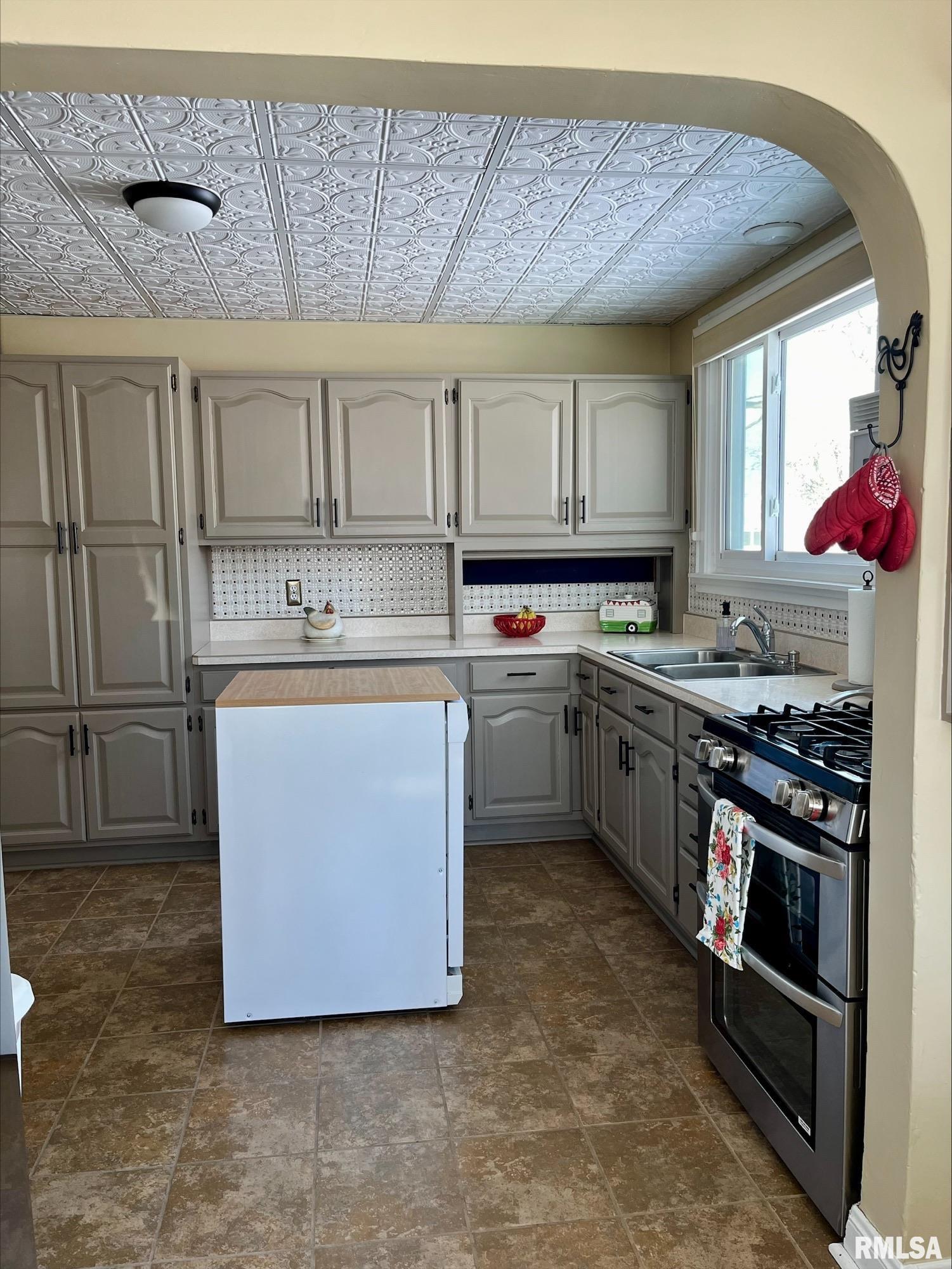 325 Division Street, Galesburg, Illinois image 8