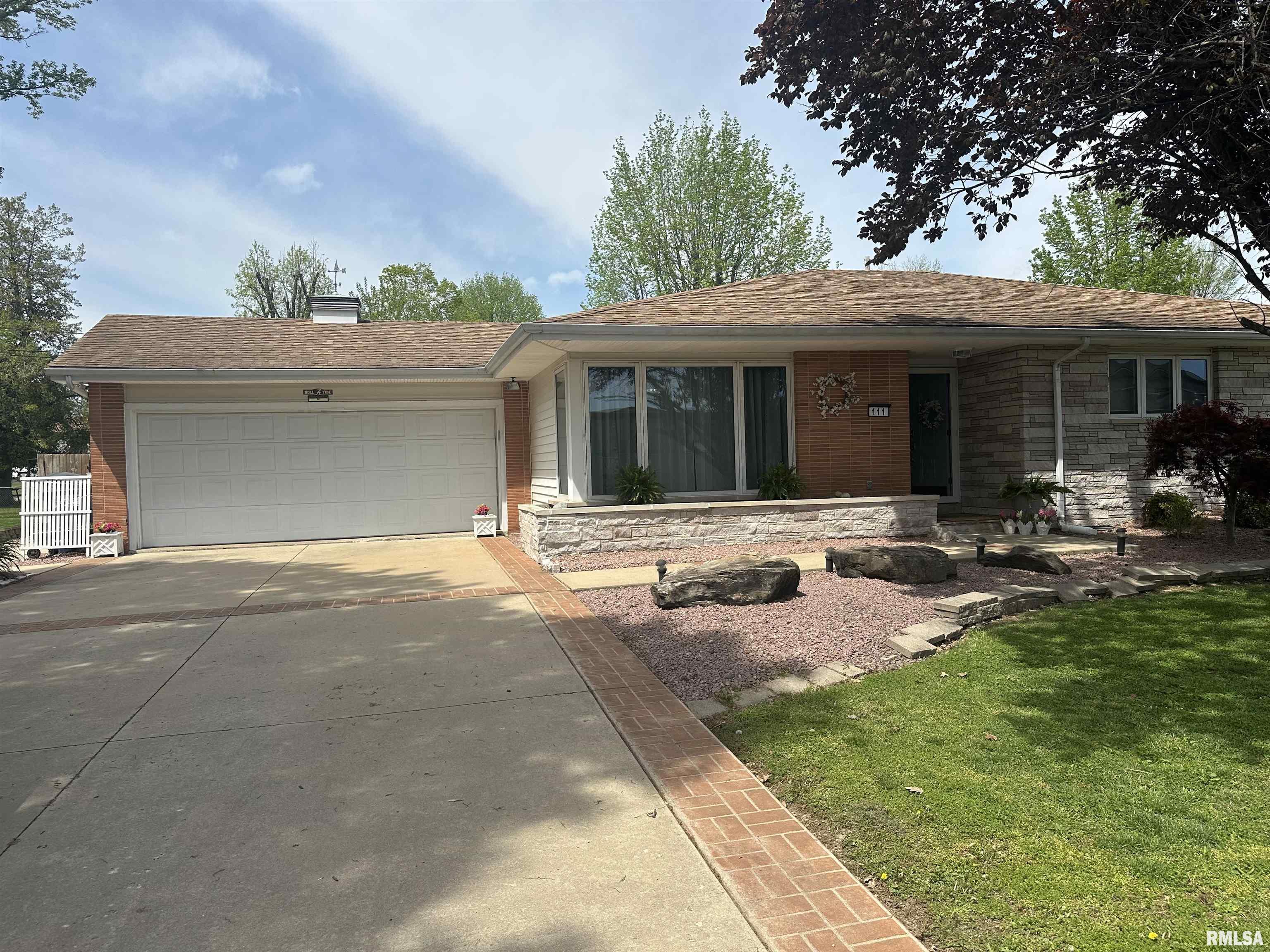 111 Panther Drive, Pinckneyville, Illinois image 2