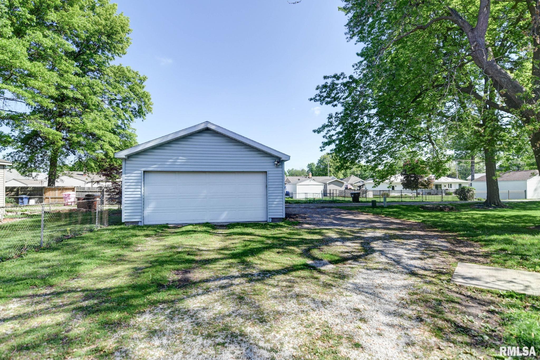 805 E Ash Street, Taylorville, Illinois image 23
