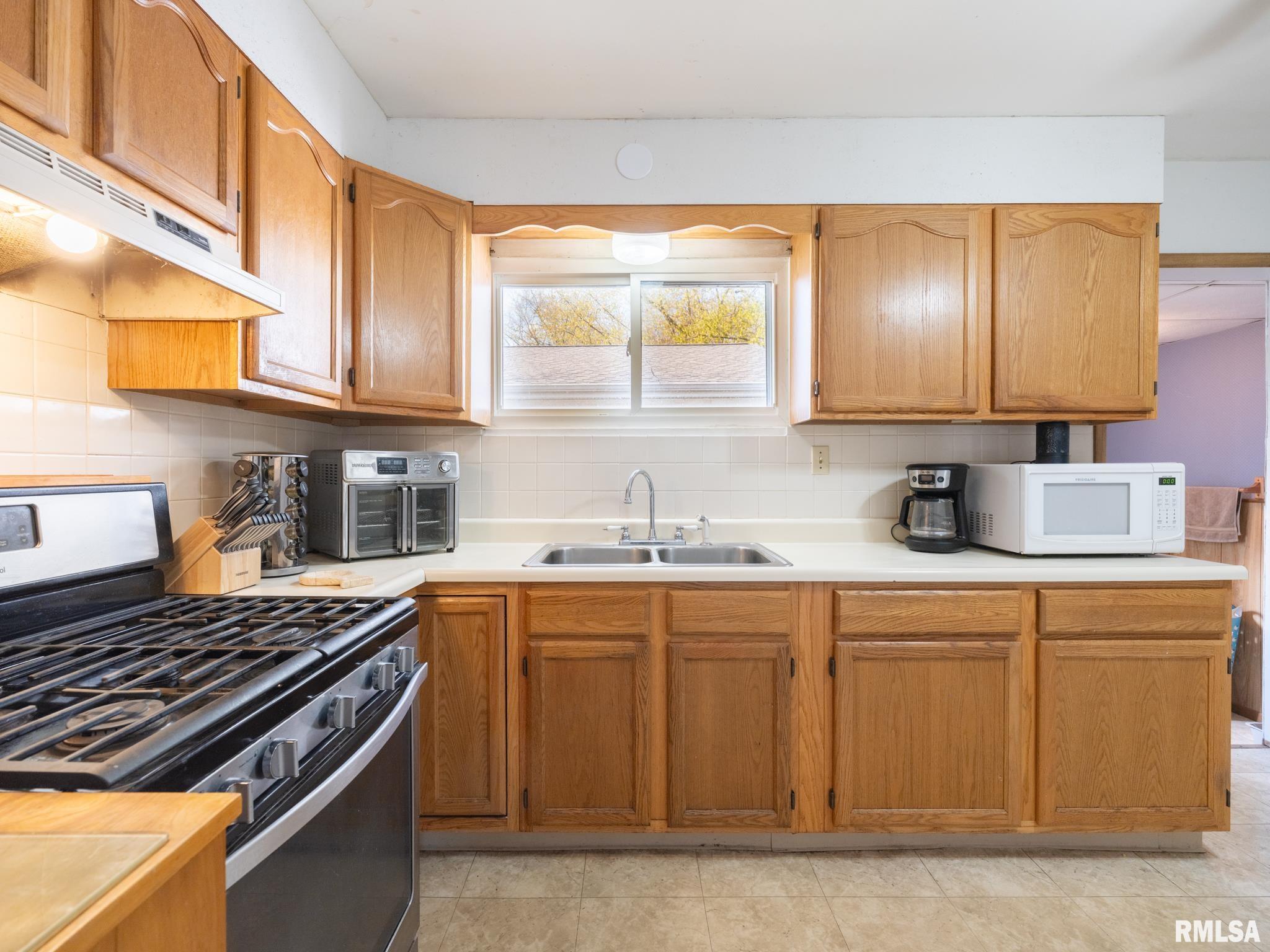2205 Cherry Lane, Pekin, Illinois image 13