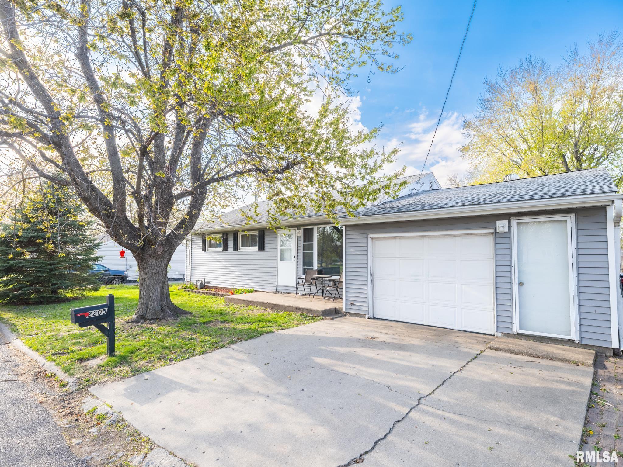 2205 Cherry Lane, Pekin, Illinois image 2