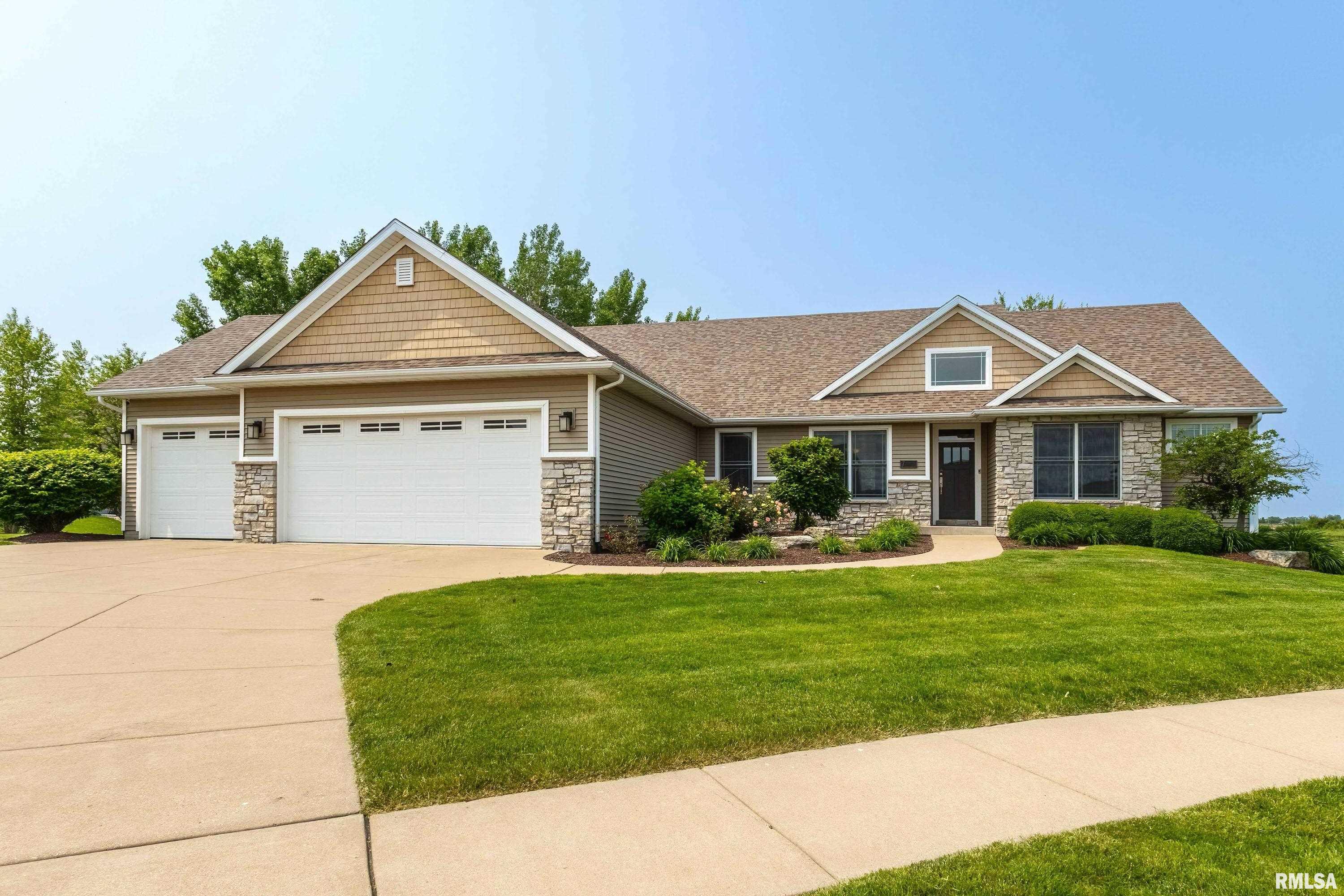 7 Redstone Court, Le Claire, Iowa image 1