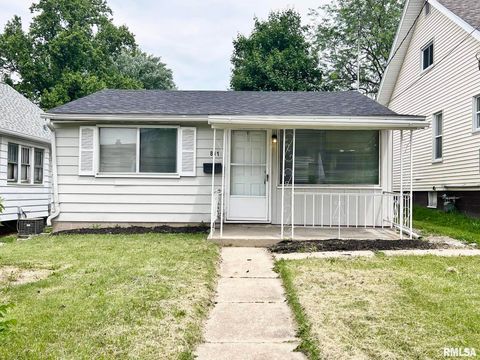 Homes For Rent - 811 E Lake Avenue<br/> Peoria County, Peoria Heights, IL 61616