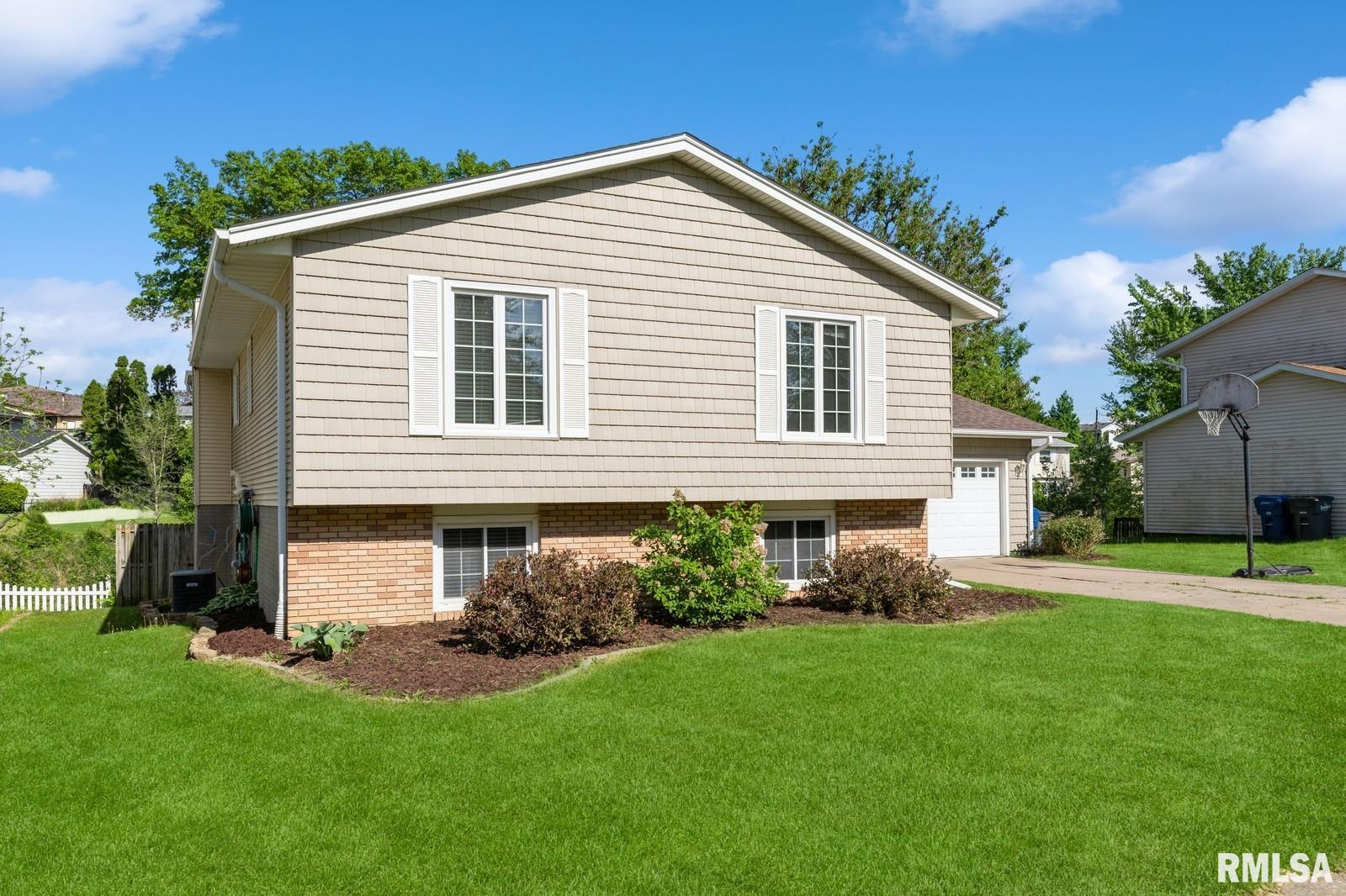 2885 Willow Drive, Bettendorf, Iowa image 2