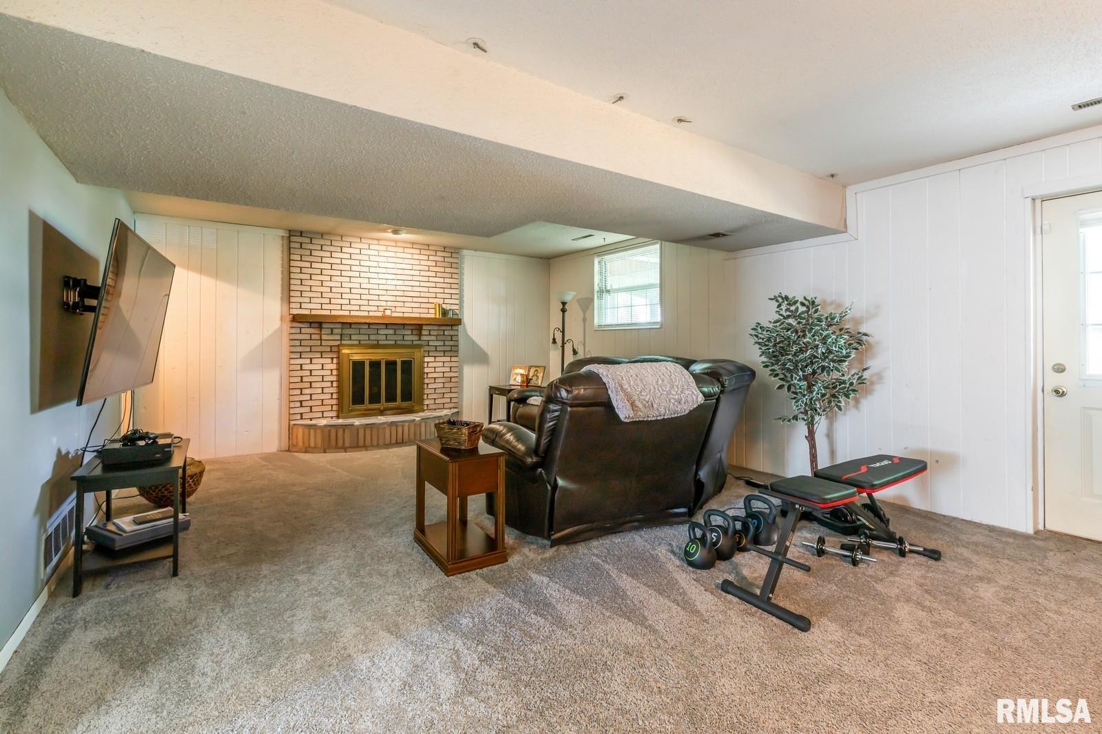 2885 Willow Drive, Bettendorf, Iowa image 26