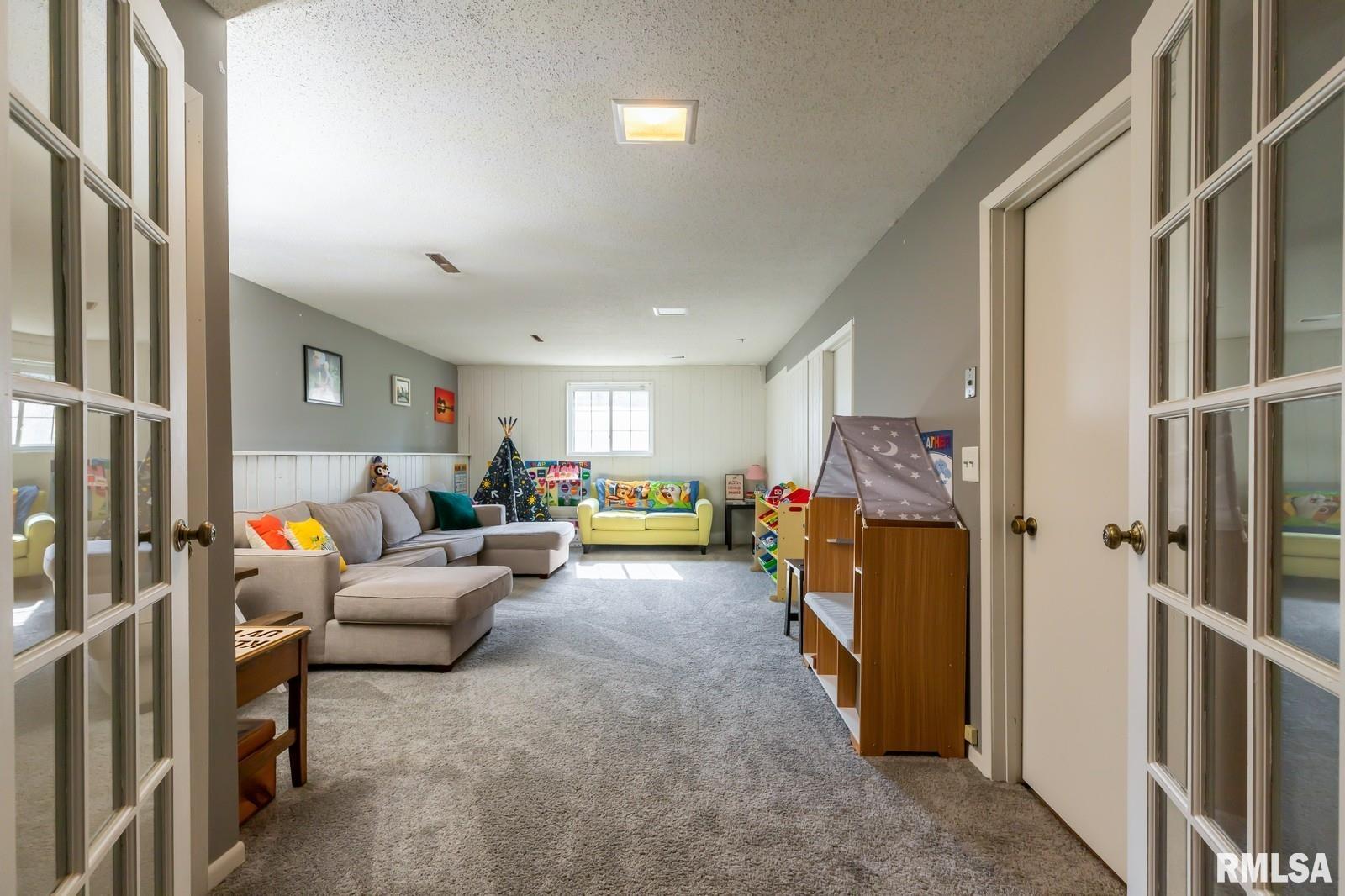 2885 Willow Drive, Bettendorf, Iowa image 29
