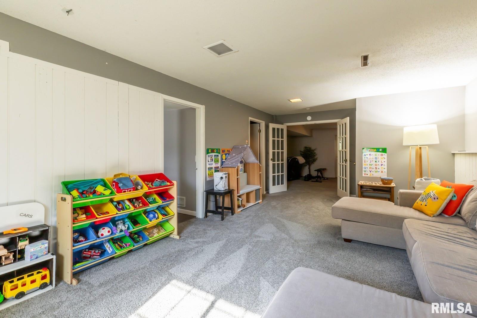 2885 Willow Drive, Bettendorf, Iowa image 30