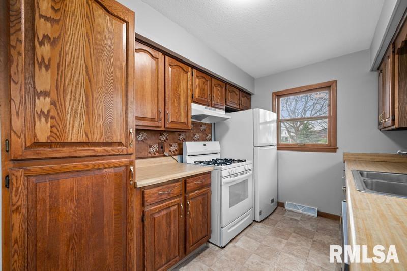 1002 Hillside Drive, Bettendorf, Iowa image 8