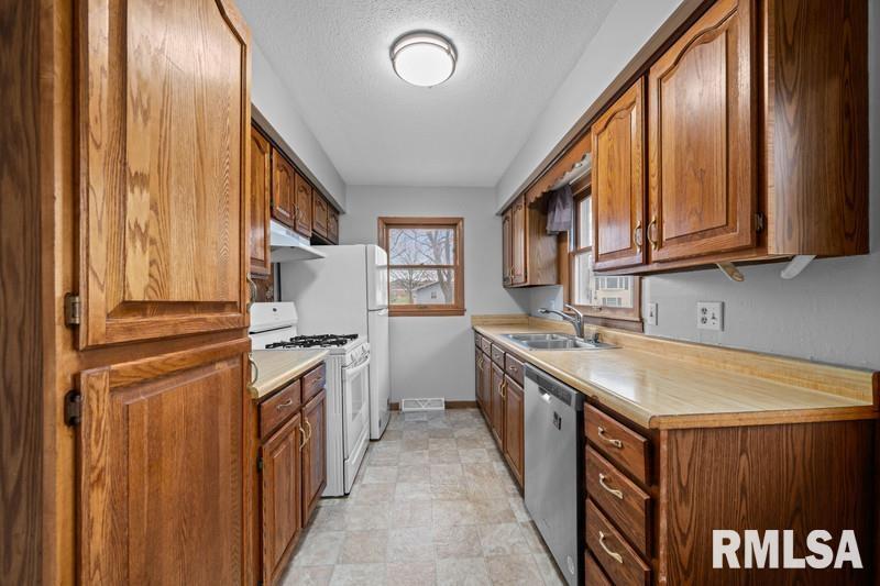 1002 Hillside Drive, Bettendorf, Iowa image 6