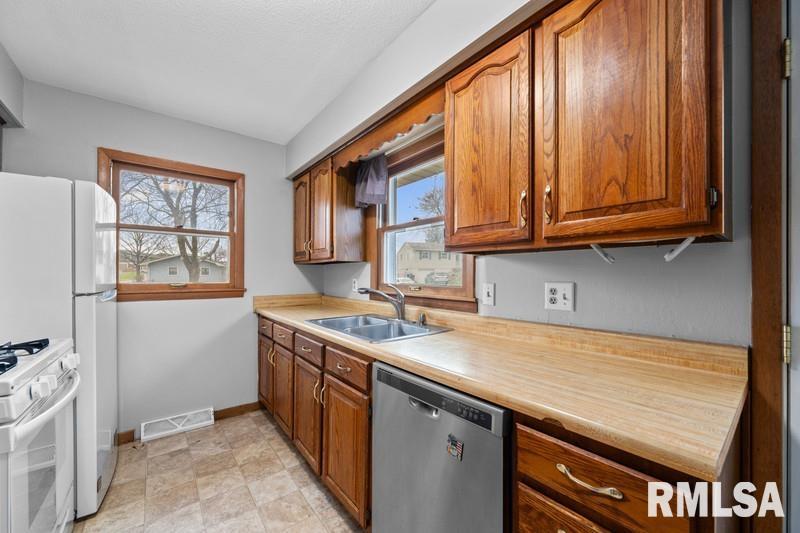 1002 Hillside Drive, Bettendorf, Iowa image 7