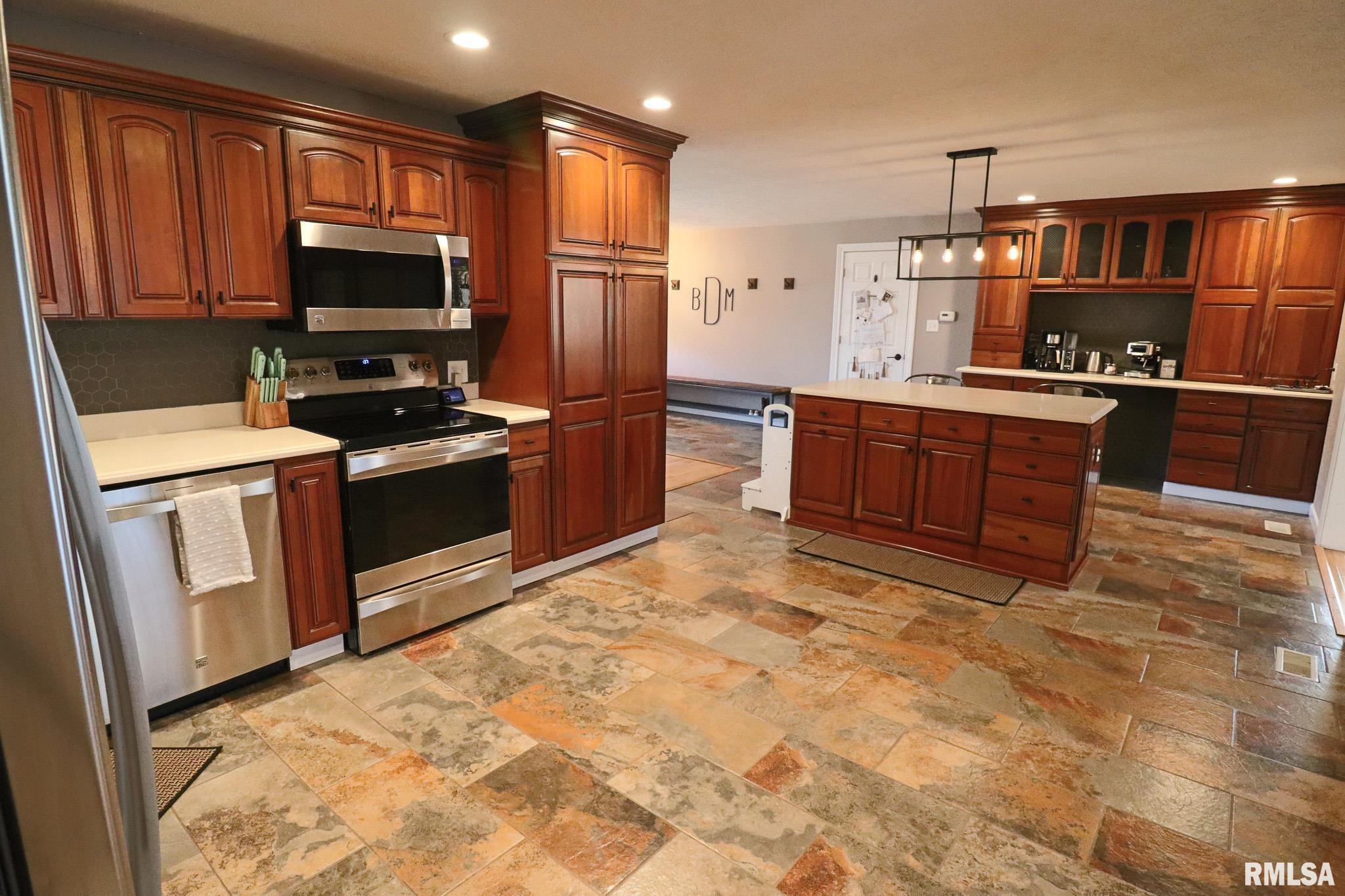 4 Valley Lane, Carlinville, Illinois image 33