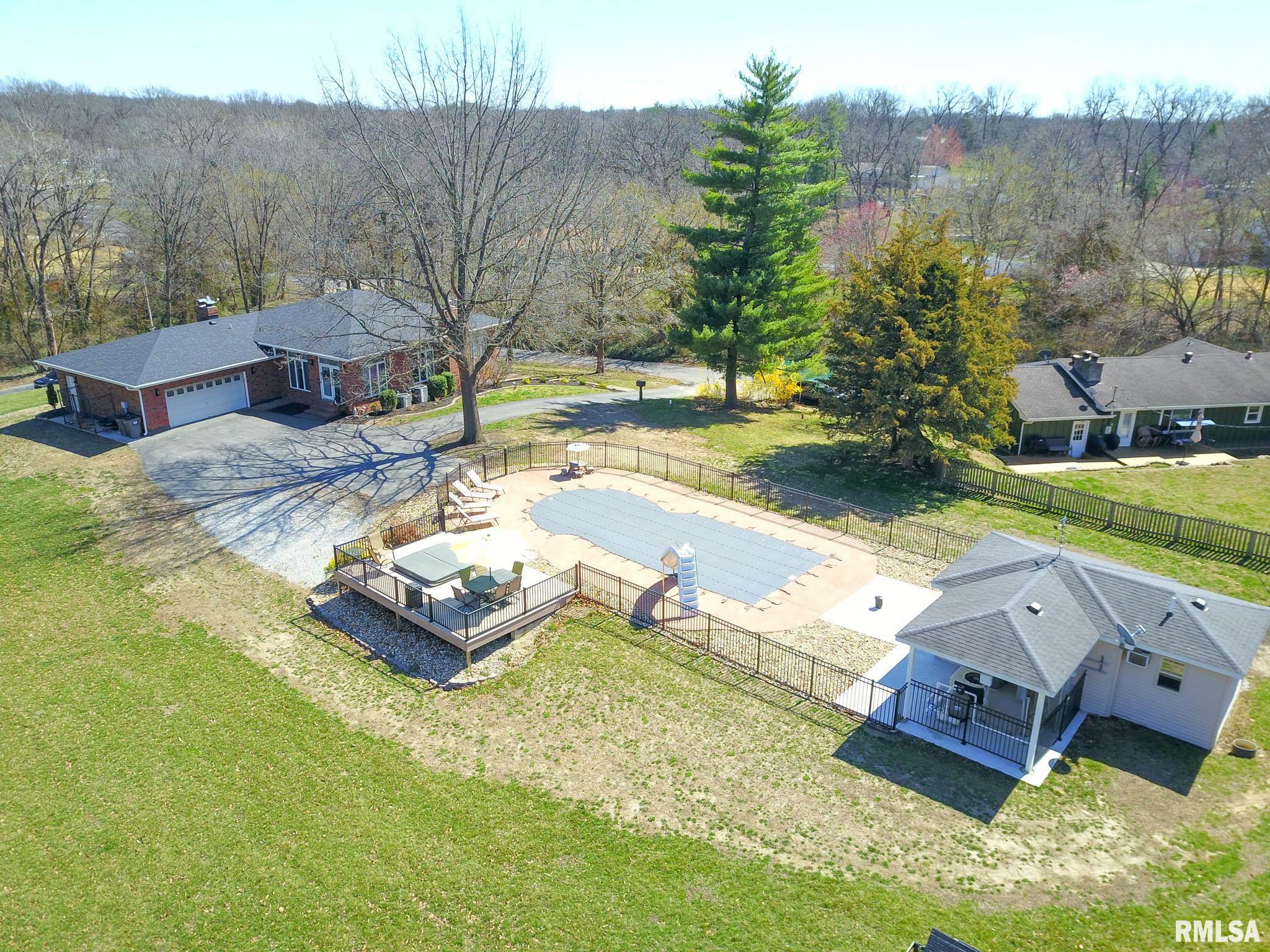 4 Valley Lane, Carlinville, Illinois image 10