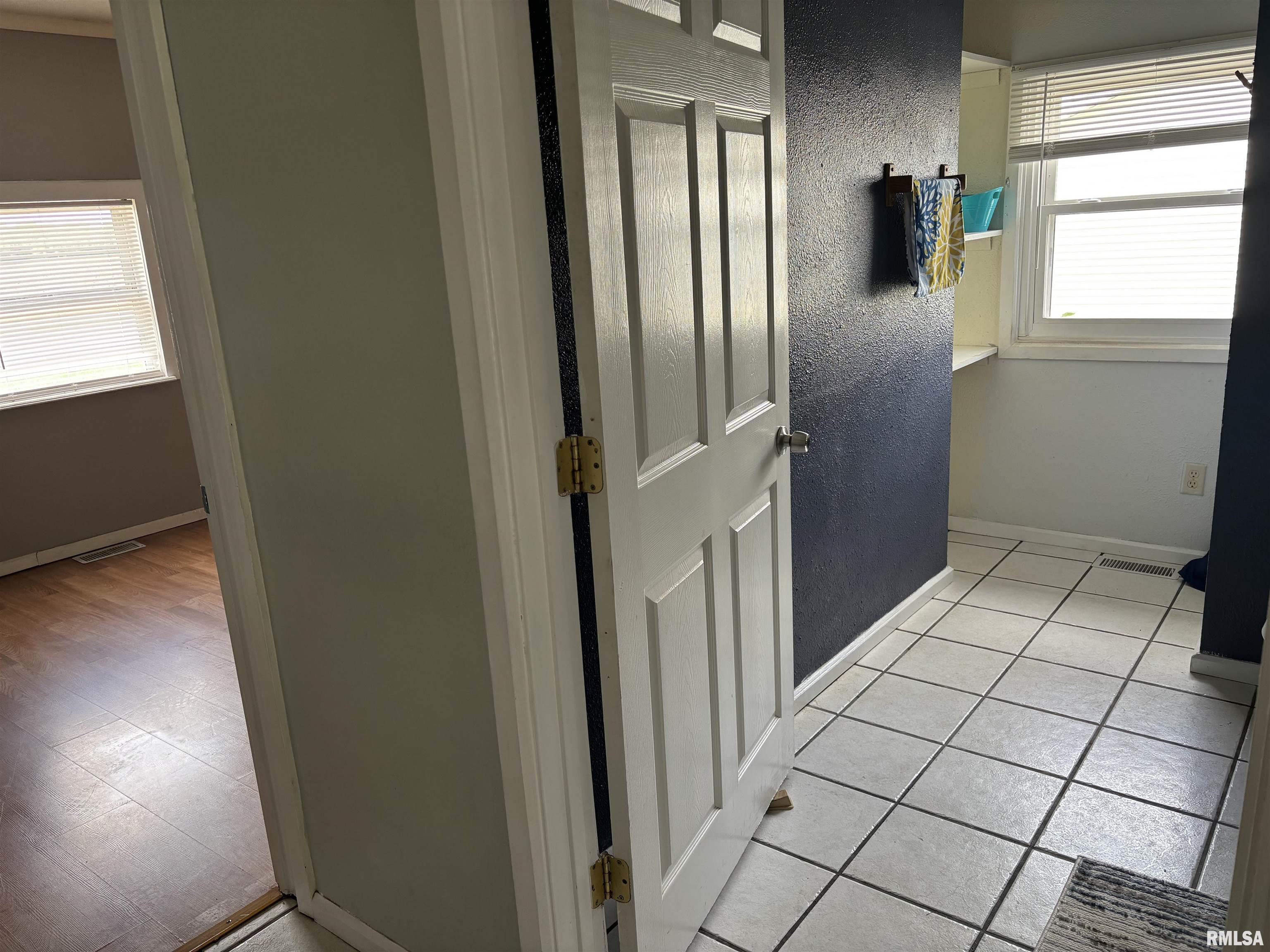 1136 N Diamond Street, Jacksonville, Illinois image 9