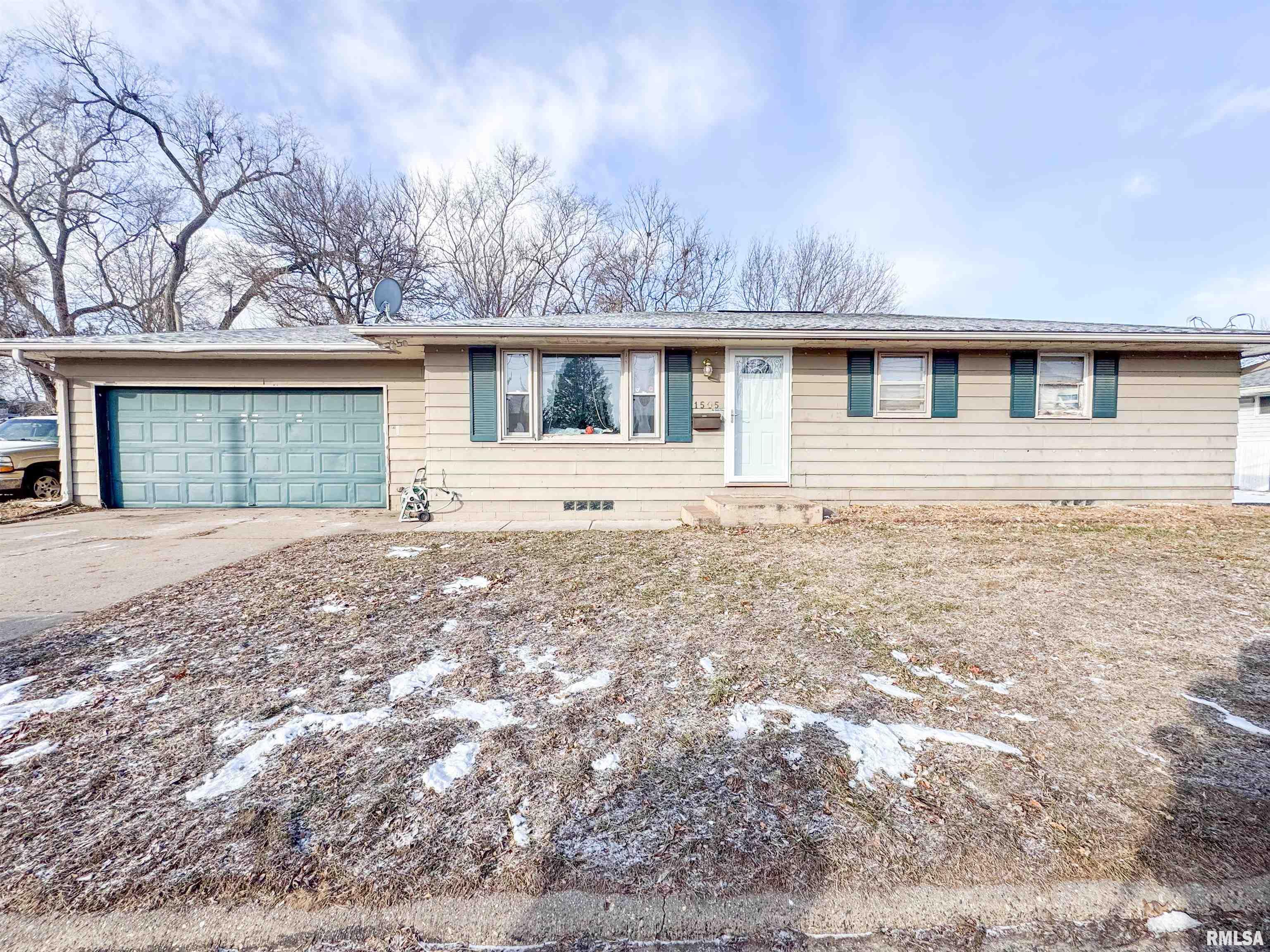 1505 W Shore Drive, Pekin, Illinois image 1