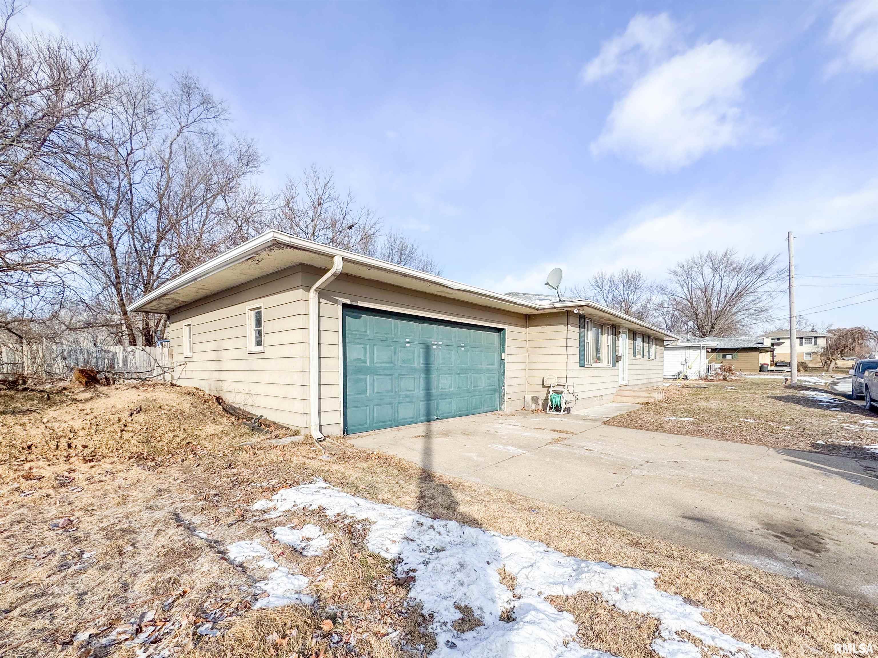 1505 W Shore Drive, Pekin, Illinois image 2