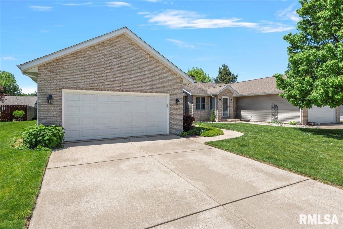 1607 Thornhill Drive, Springfield, Illinois image 2
