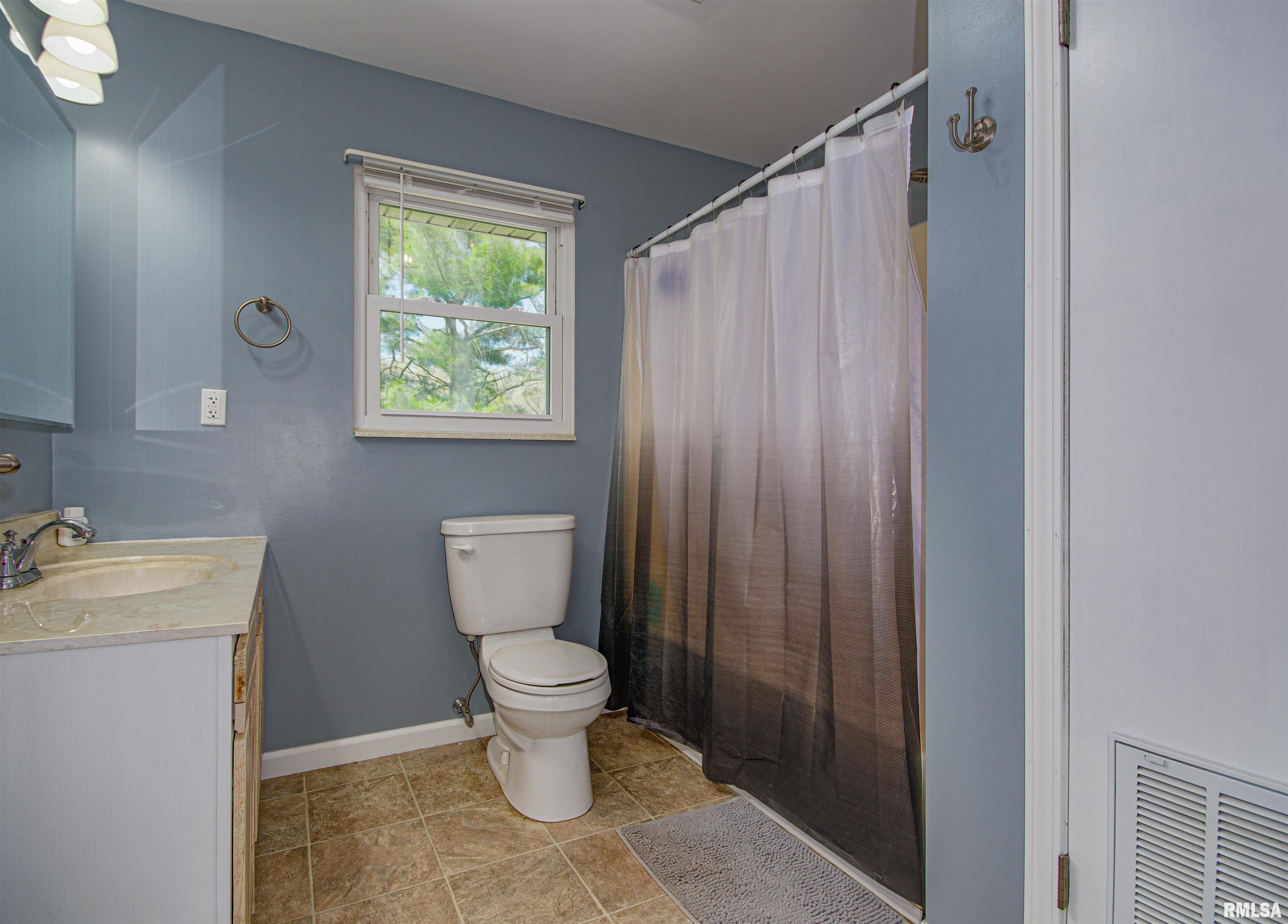 102 Hawthorn Estates, Salem, Illinois image 9