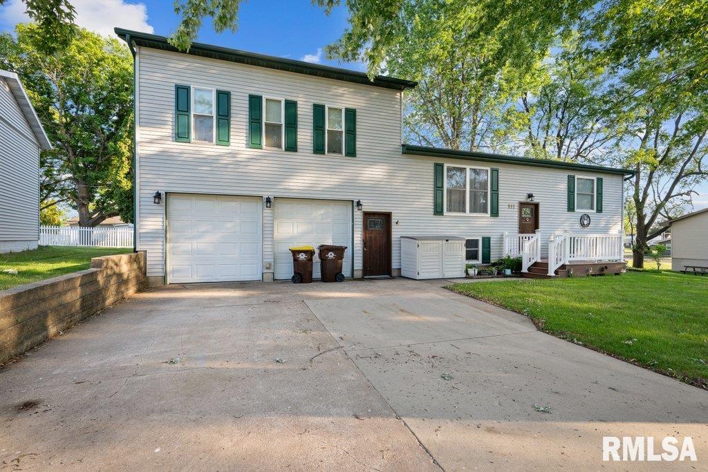 911 Cardinal Drive, Maquoketa, Iowa image 1