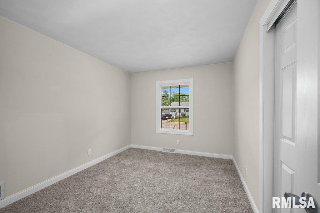 504 N 5th Place, Eldridge, Iowa image 16