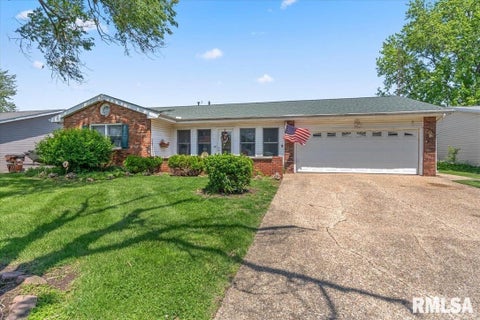 Homes For Sale - 1208 Pine Lane<br/> Sangamon County, Auburn, IL 62615