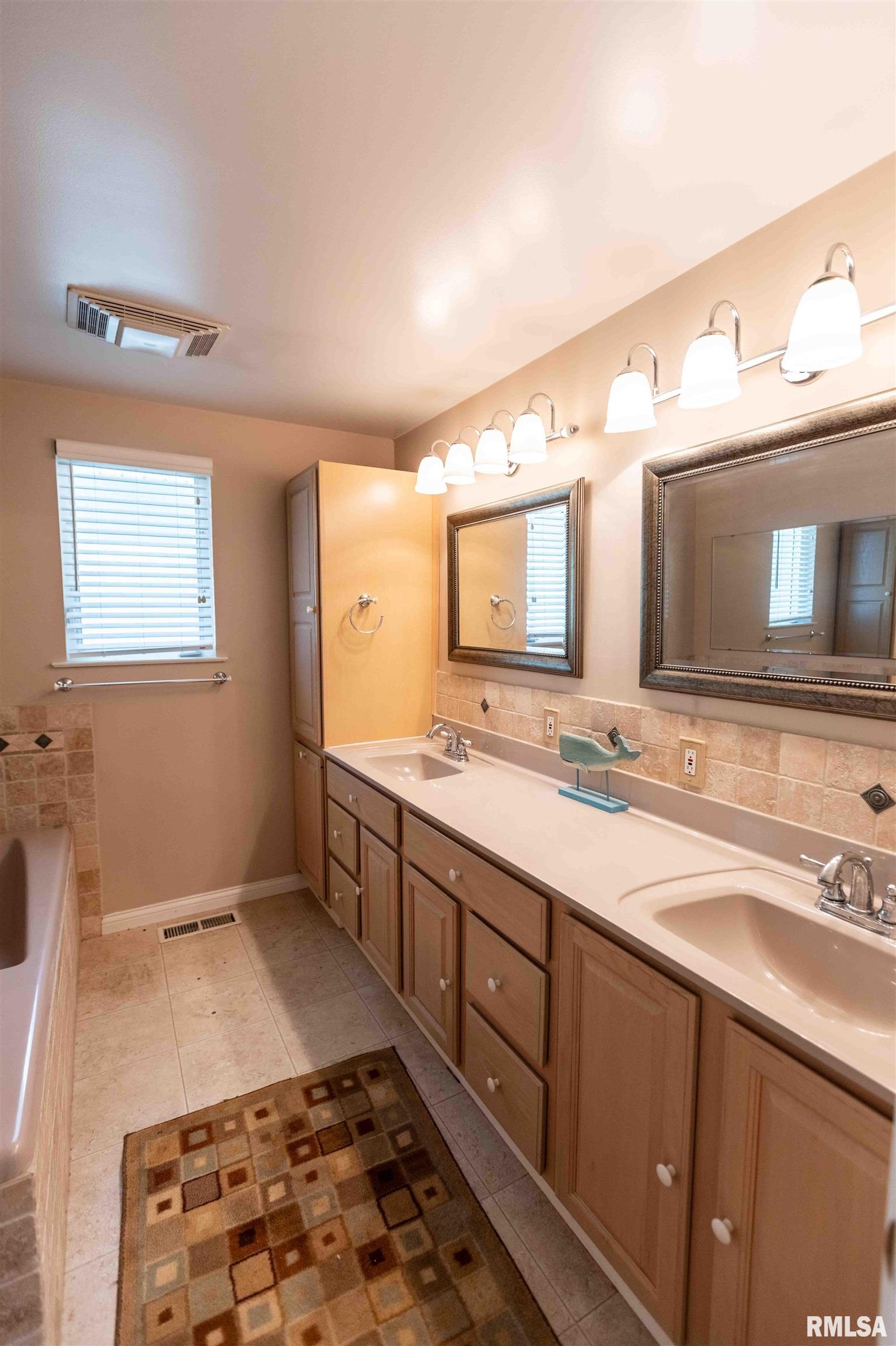 1225 Sunset Drive, East Peoria, Illinois image 24