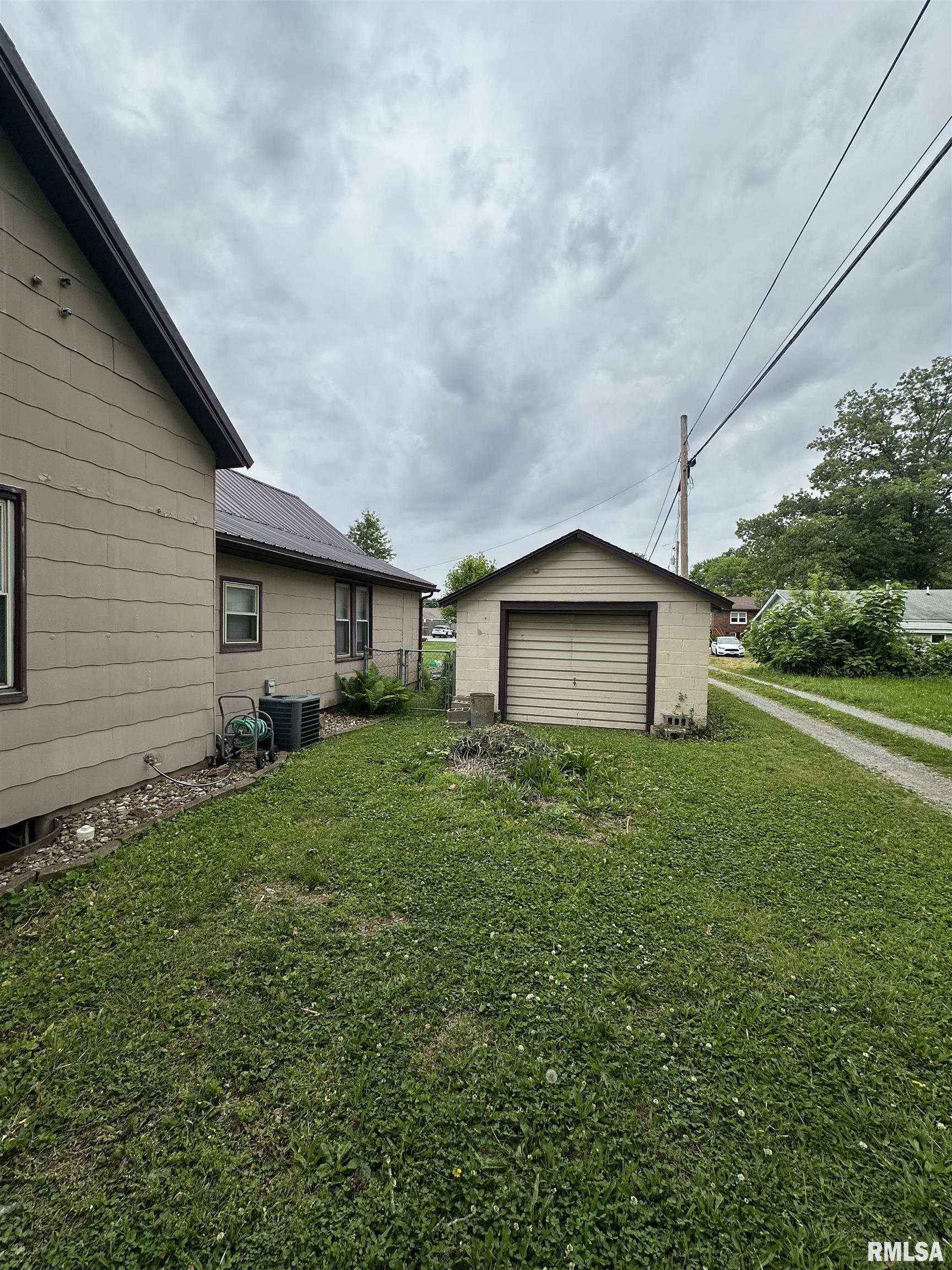 205 N Election Street, Benton, Illinois image 4
