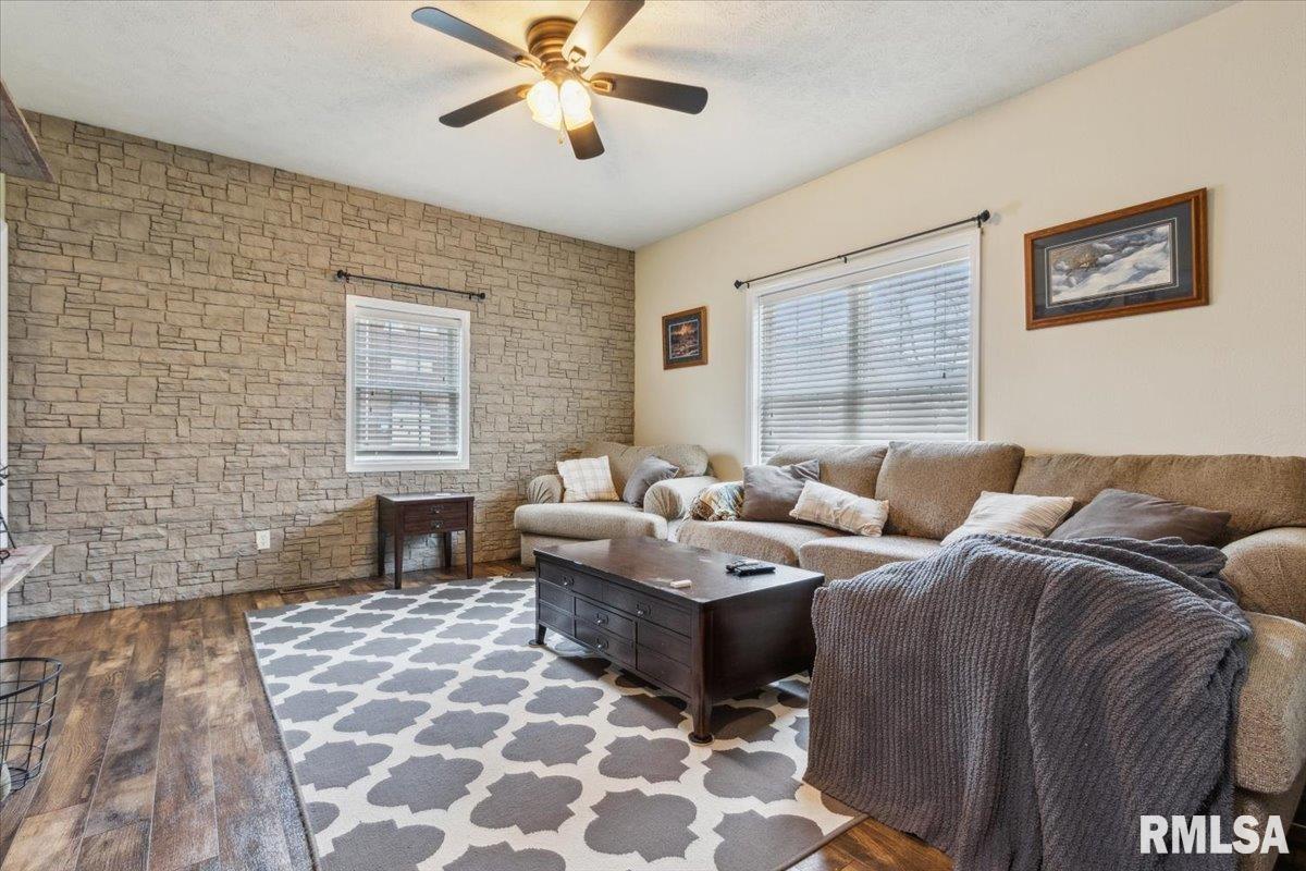 307 N Jefferson Street, Washburn, Illinois image 16