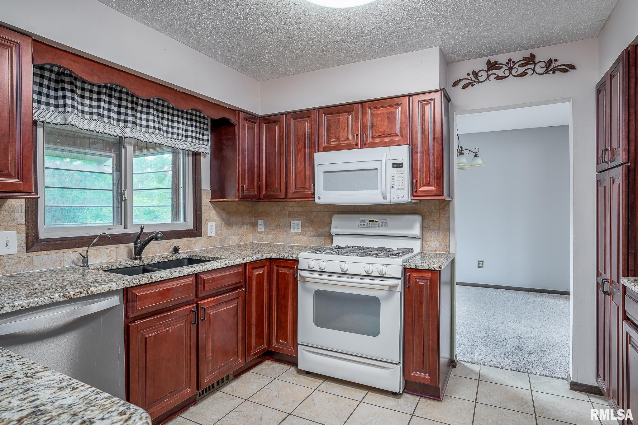 1165 Utica Ridge Court, Bettendorf, Iowa image 8