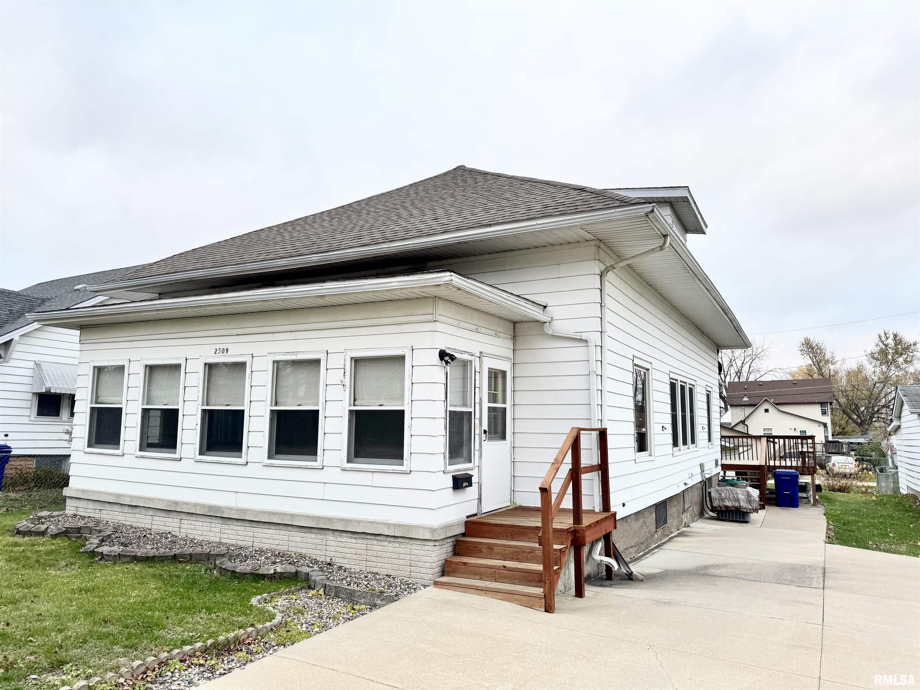 2509 Pershing Boulevard, Clinton, Iowa image 1