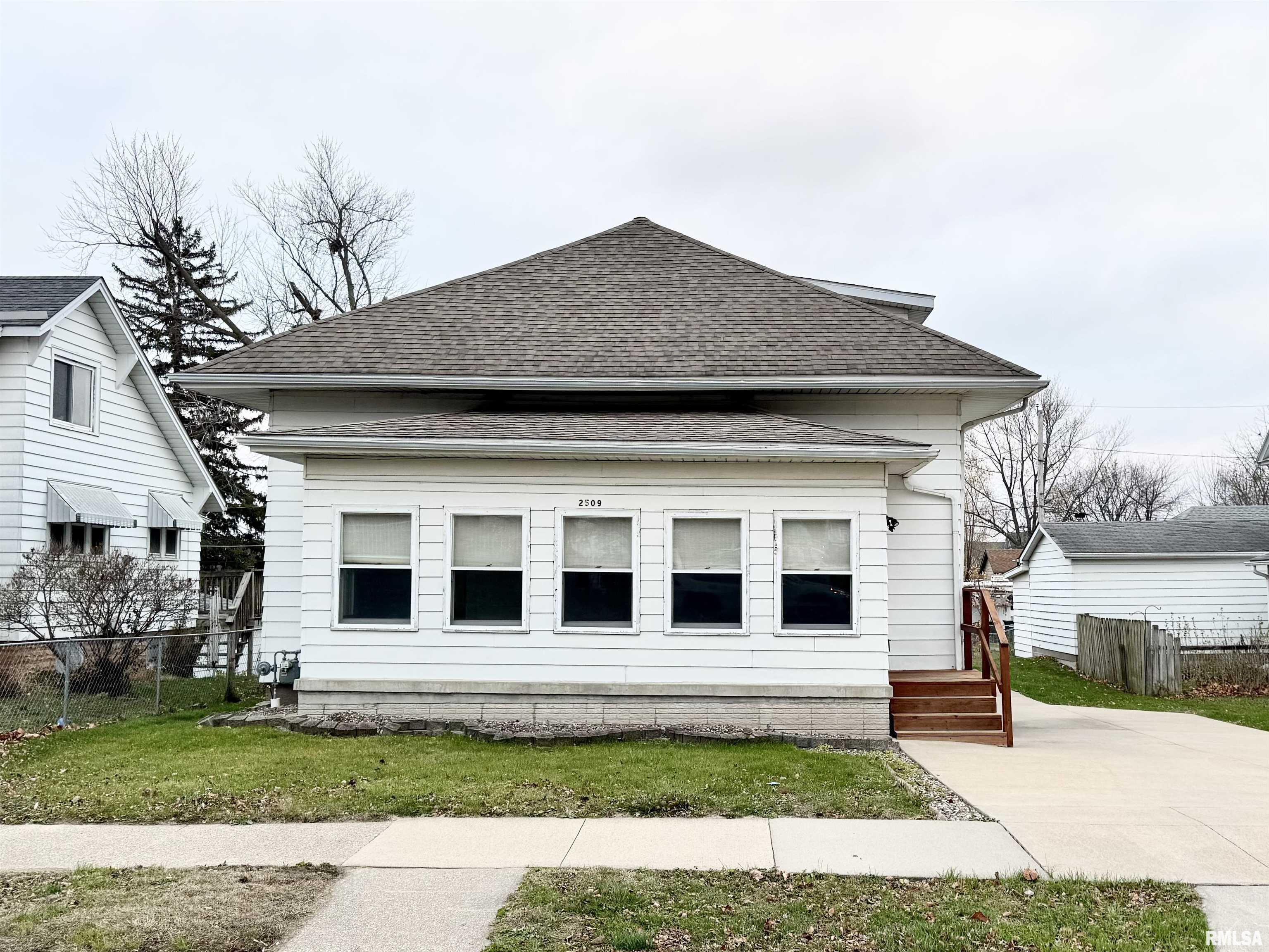 2509 Pershing Boulevard, Clinton, Iowa image 1