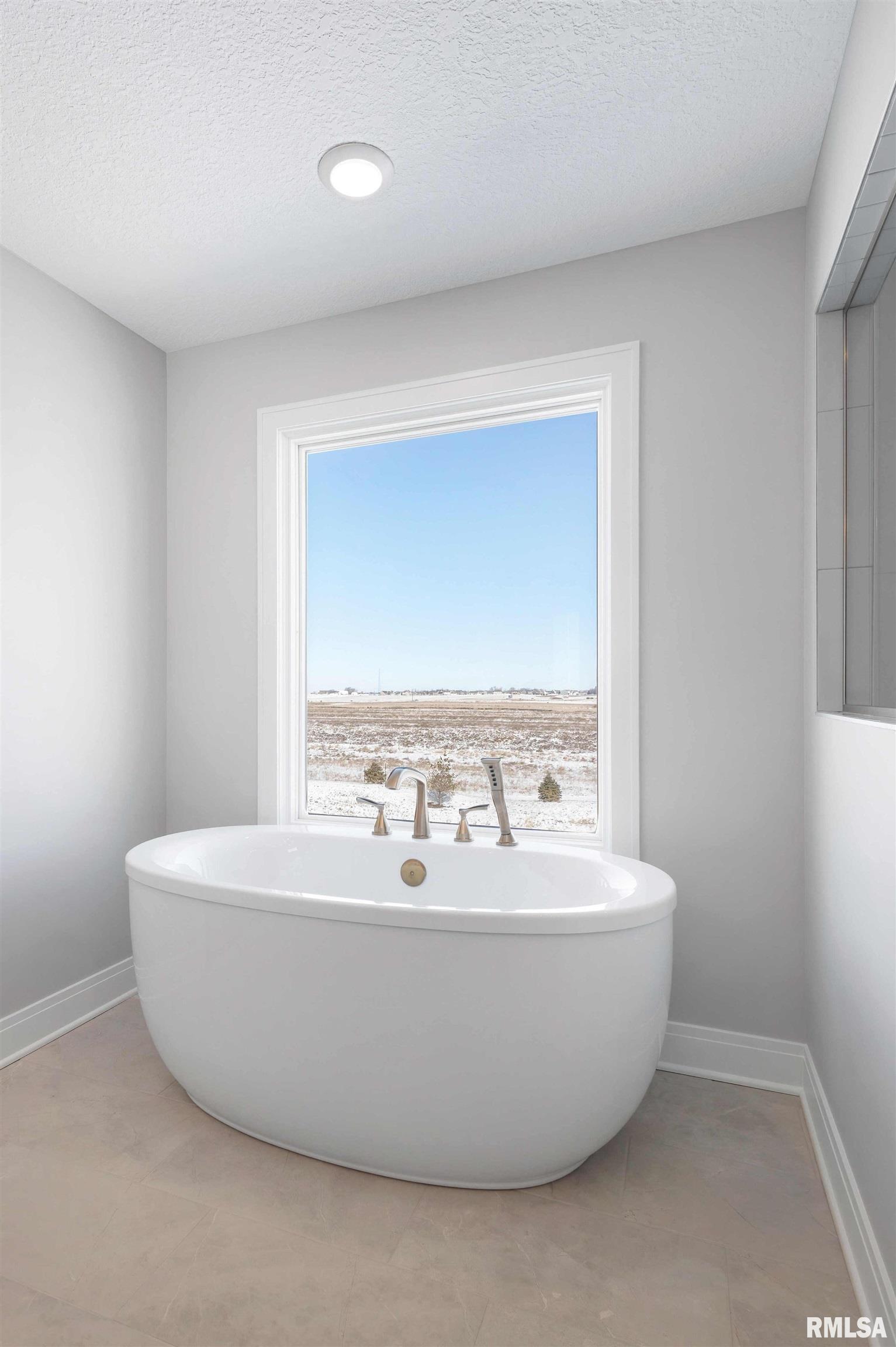 6830 Wilderness Pointe, Bettendorf, Iowa image 35