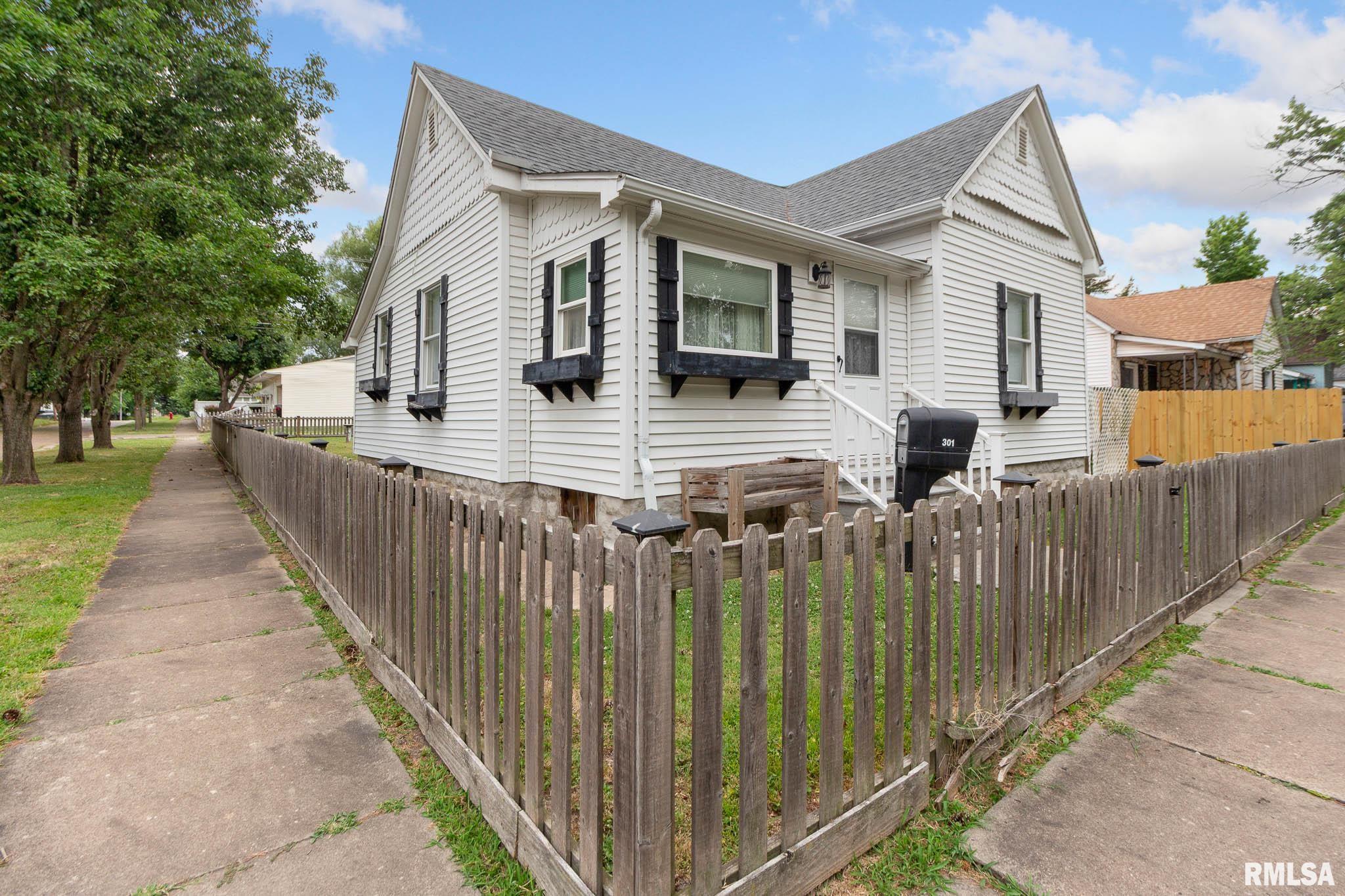 Photo 1 of 25 — 301 N 9th Street, Herrin, IL 62948