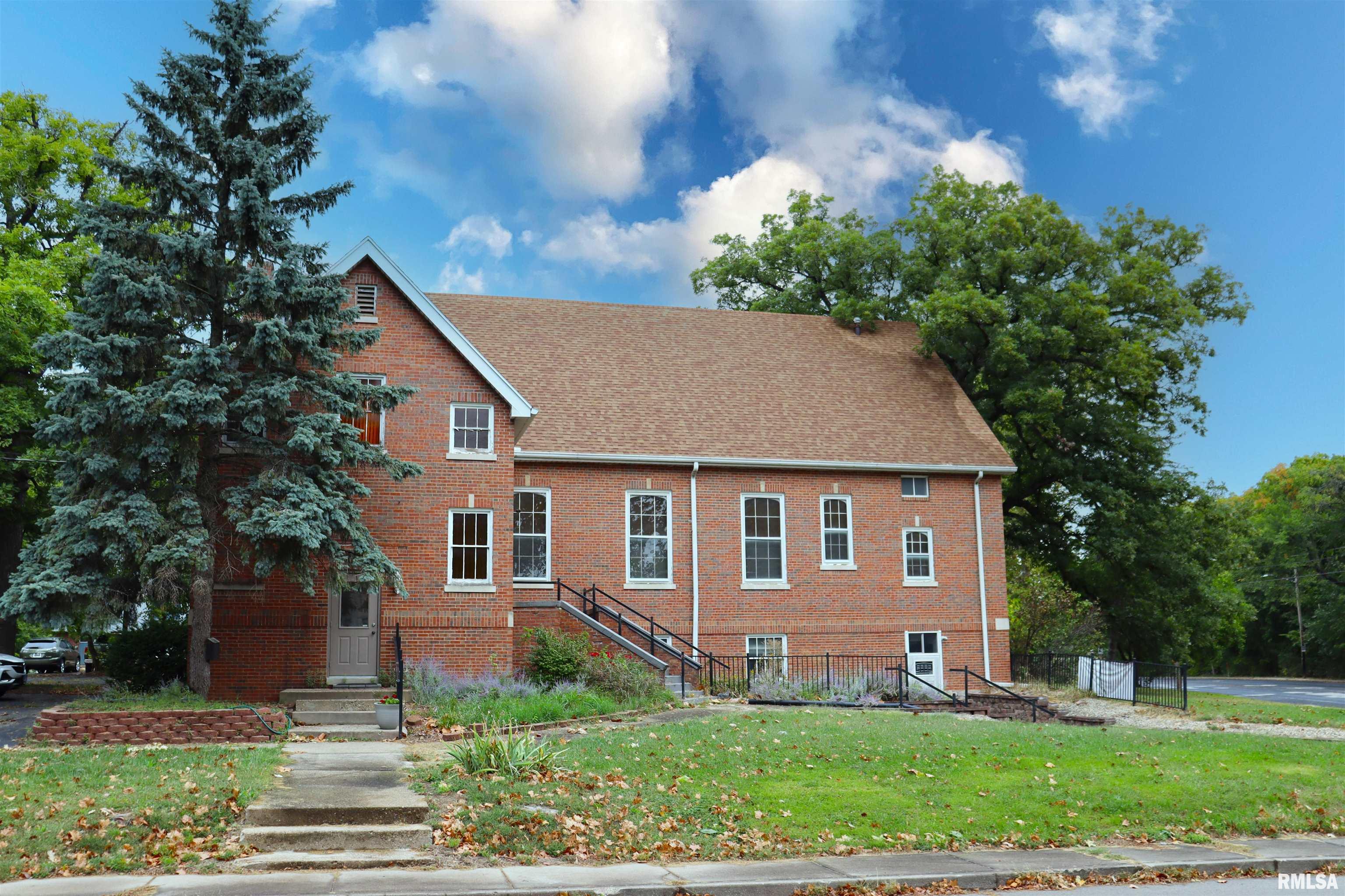 Photo 1 of 39 — 2901 N PROSPECT Road, Peoria, IL 61603