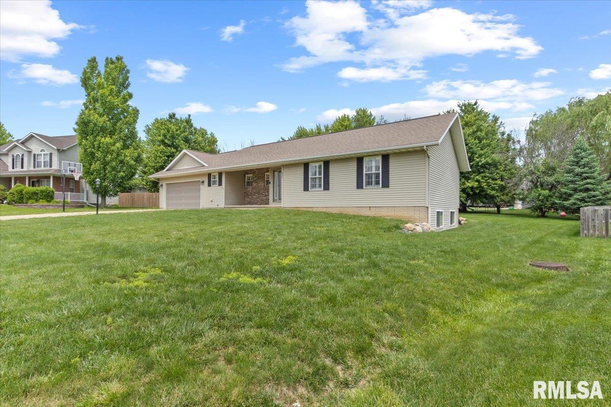 611 Bittersweet Avenue, Germantown Hills, Illinois image 3