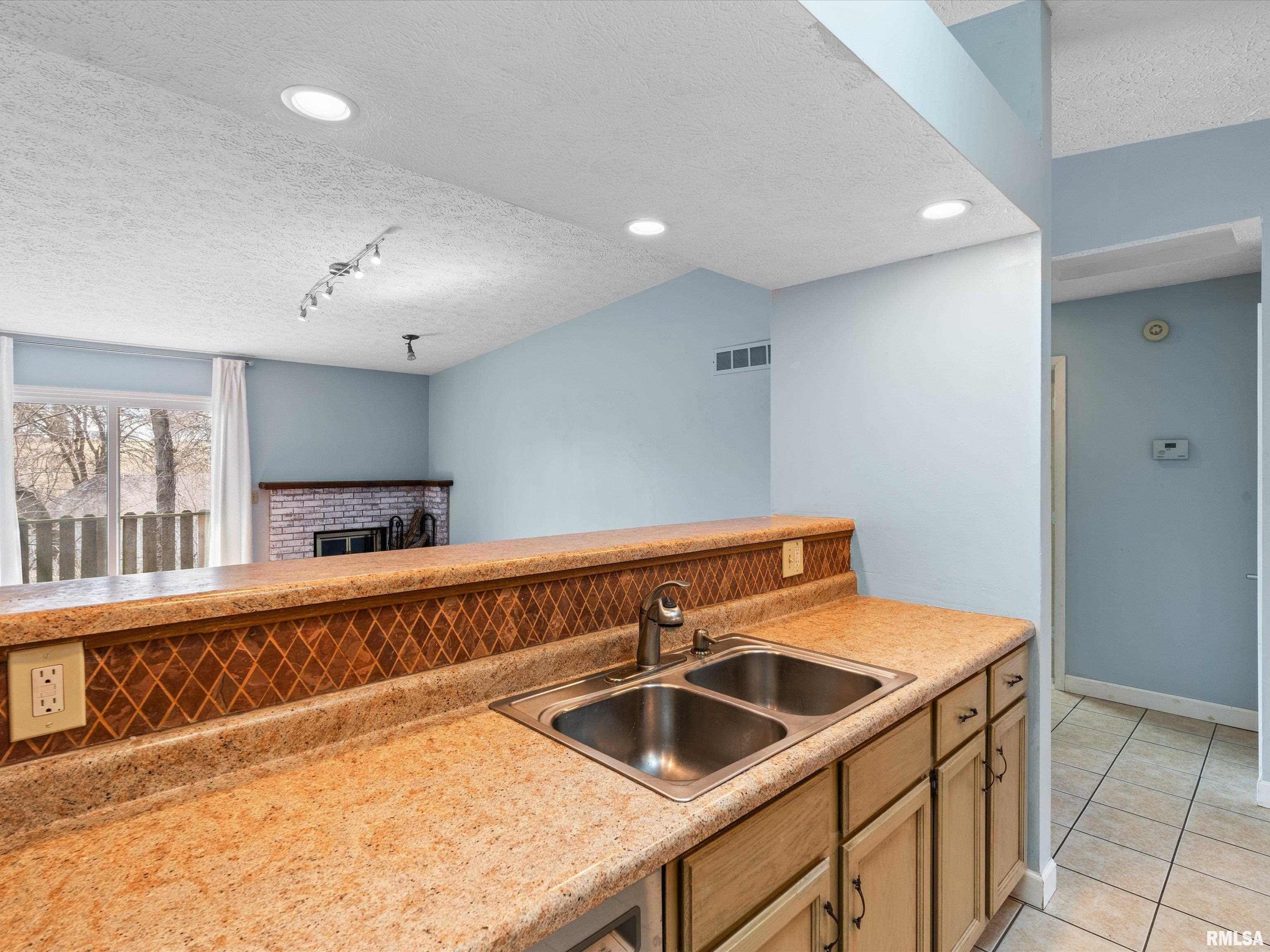 3320 N Willow Court, Bettendorf, Iowa image 17