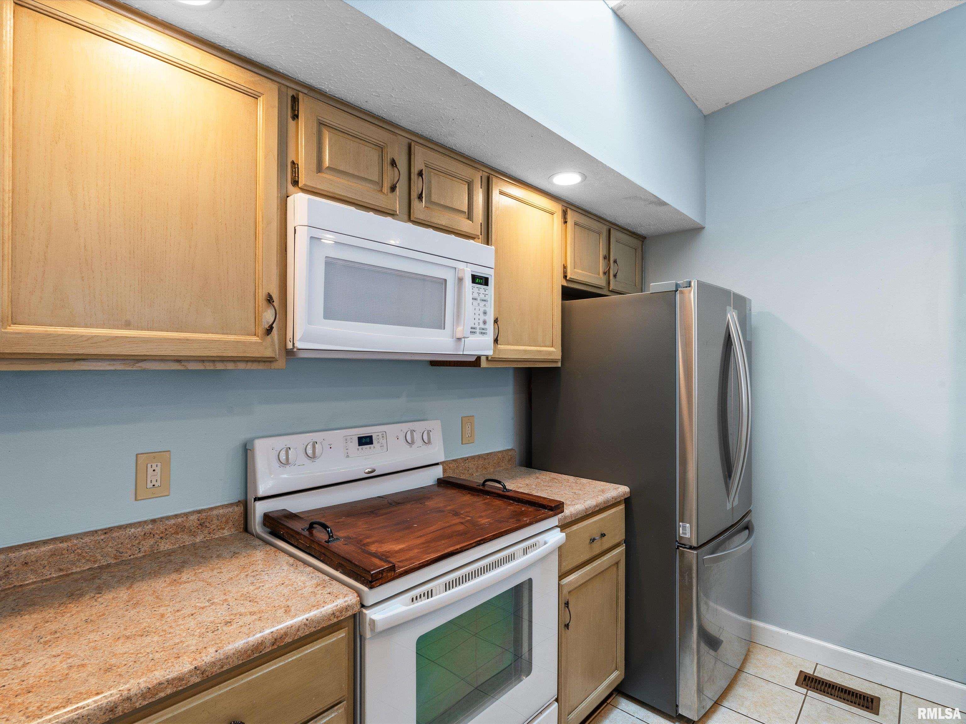 3320 N Willow Court, Bettendorf, Iowa image 16