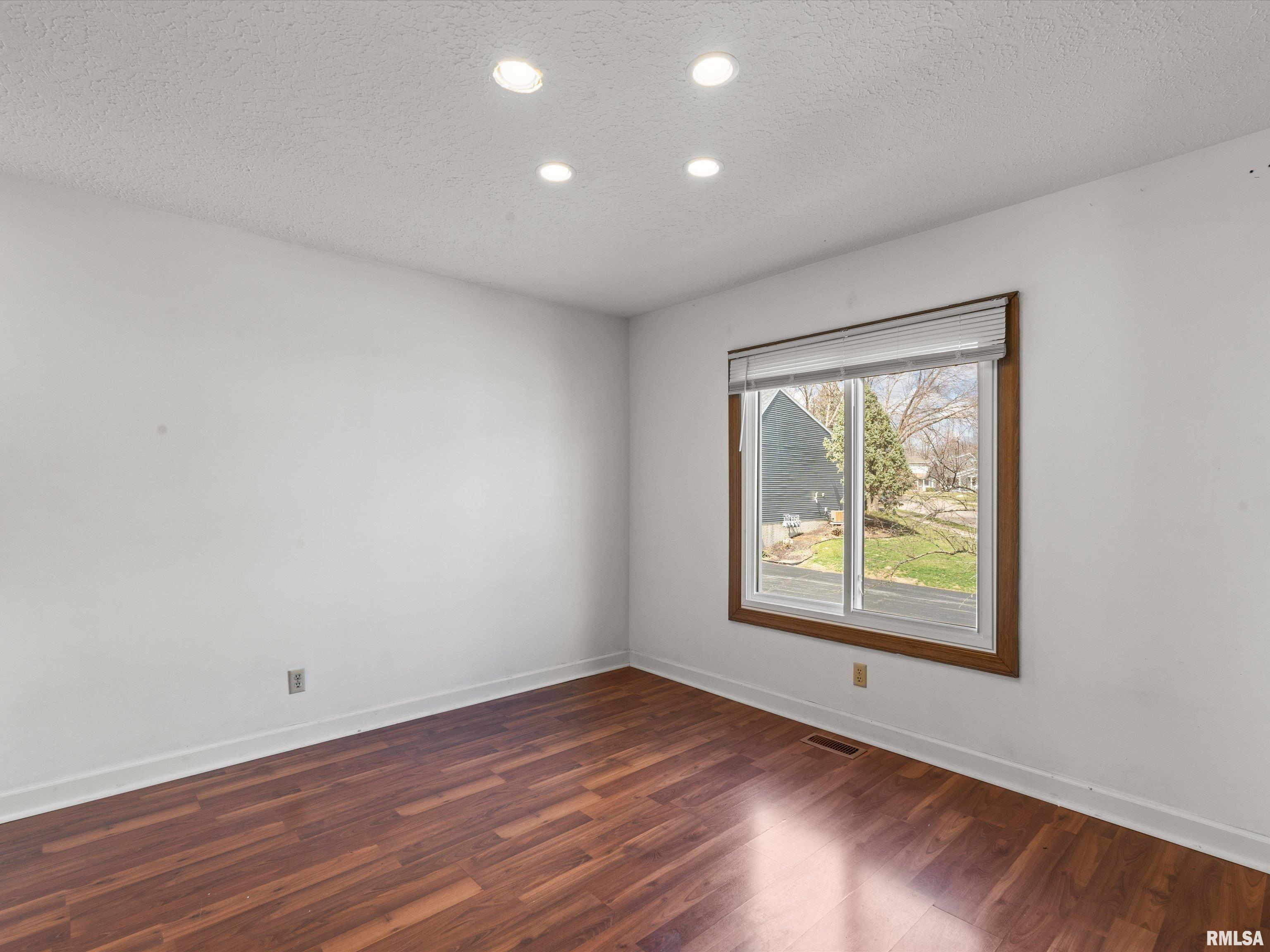 3320 N Willow Court, Bettendorf, Iowa image 22