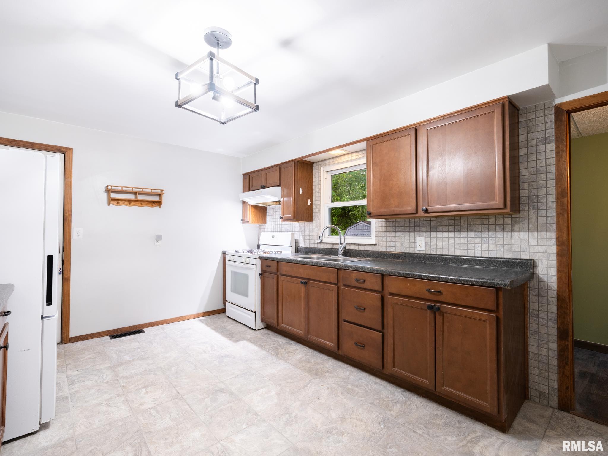 221 Oakdale Avenue, Pekin, Illinois image 22