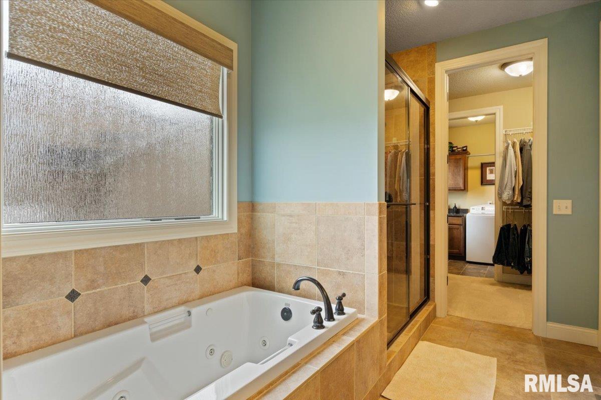 4954 Brookview Court, Bettendorf, Iowa image 43