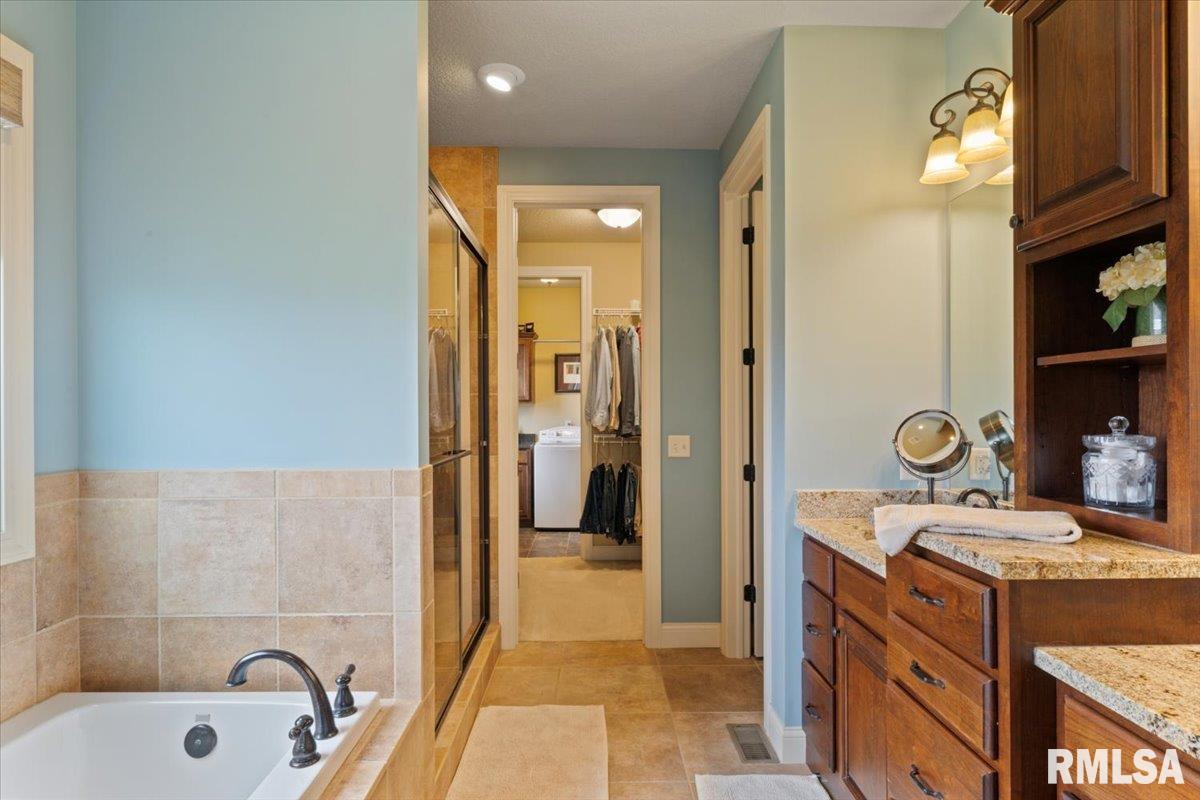 4954 Brookview Court, Bettendorf, Iowa image 42