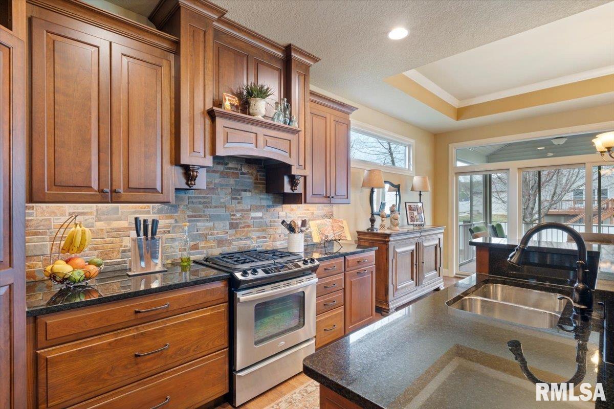 4954 Brookview Court, Bettendorf, Iowa image 28