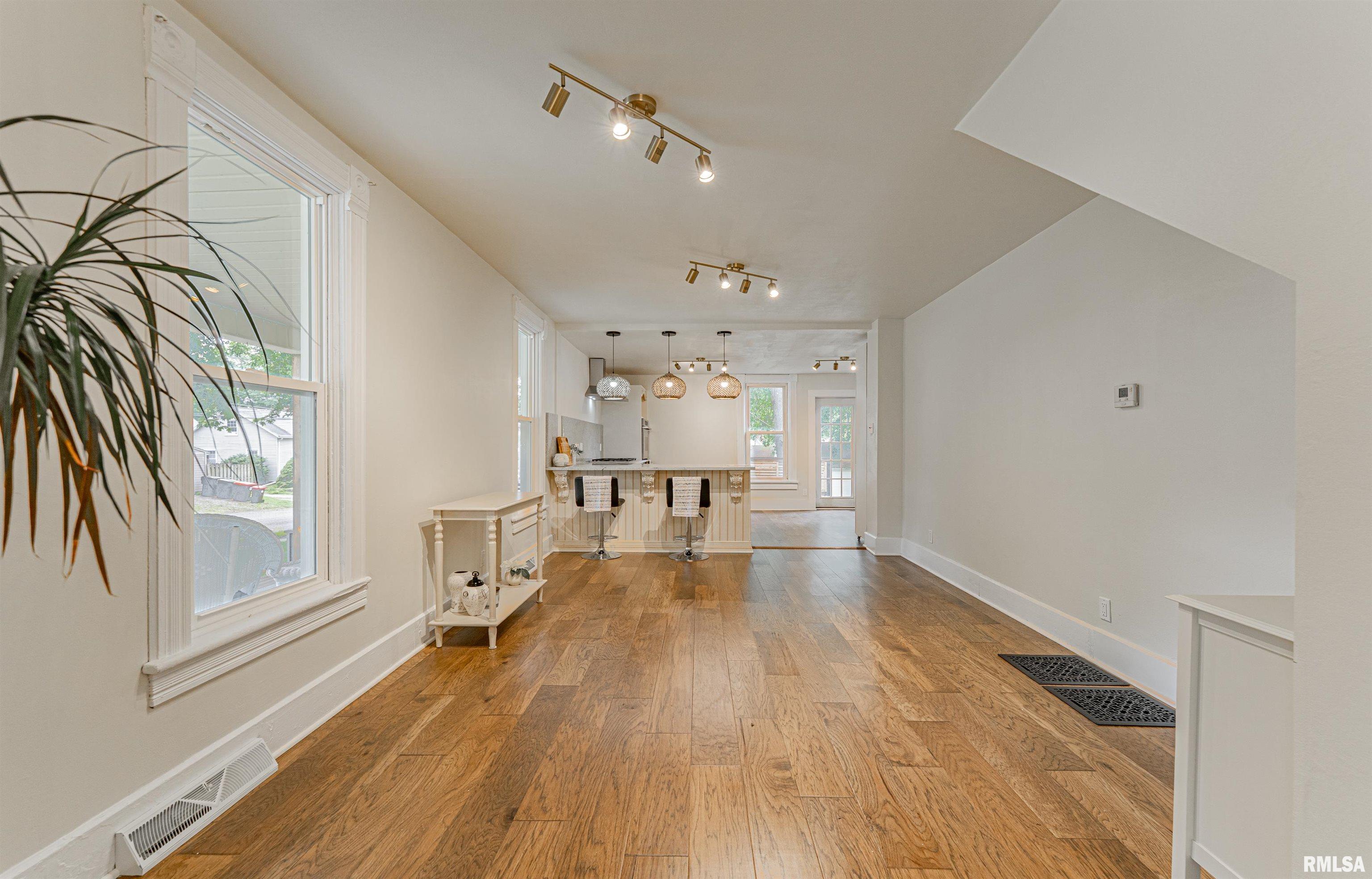 203 Oglesby Avenue, Lincoln, Illinois image 4