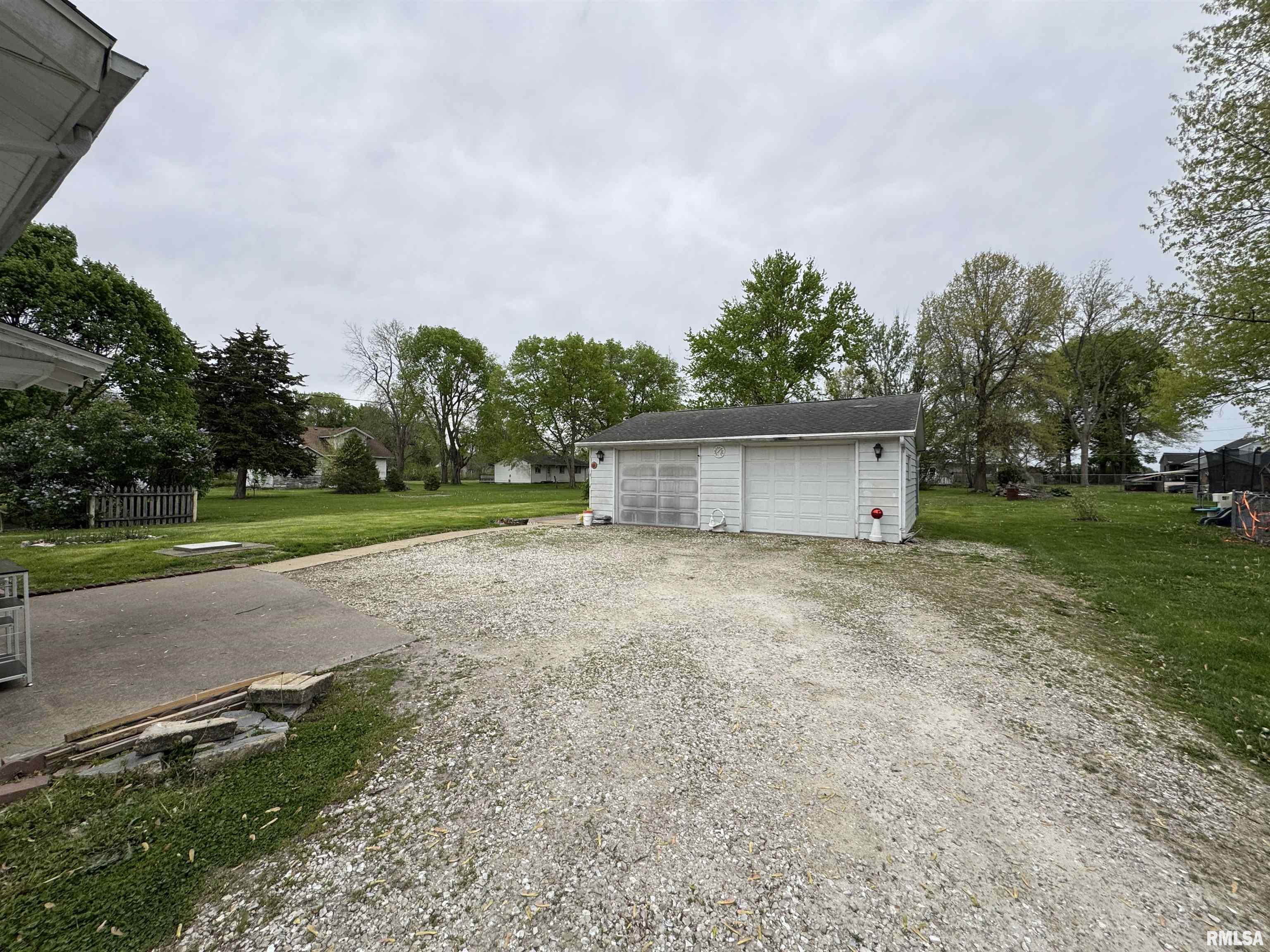 307 W Lafayette Street, Avon, Illinois image 4
