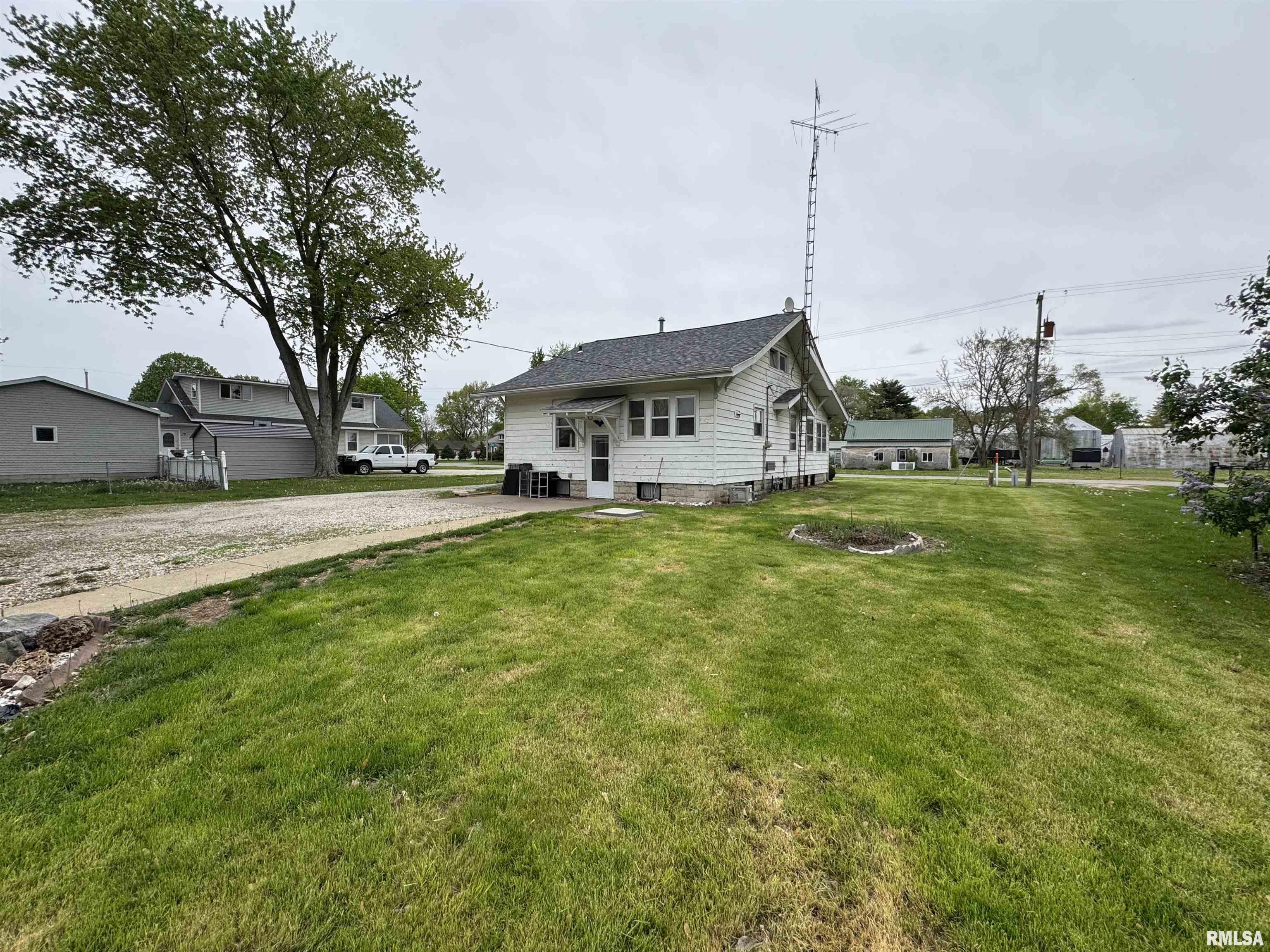 307 W Lafayette Street, Avon, Illinois image 5