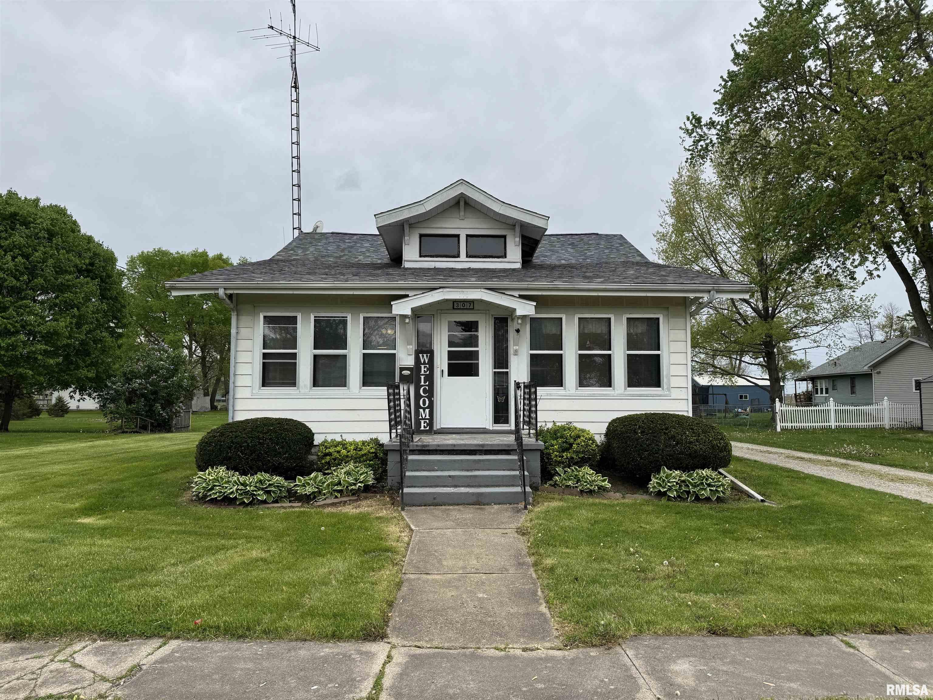307 W Lafayette Street, Avon, Illinois image 1