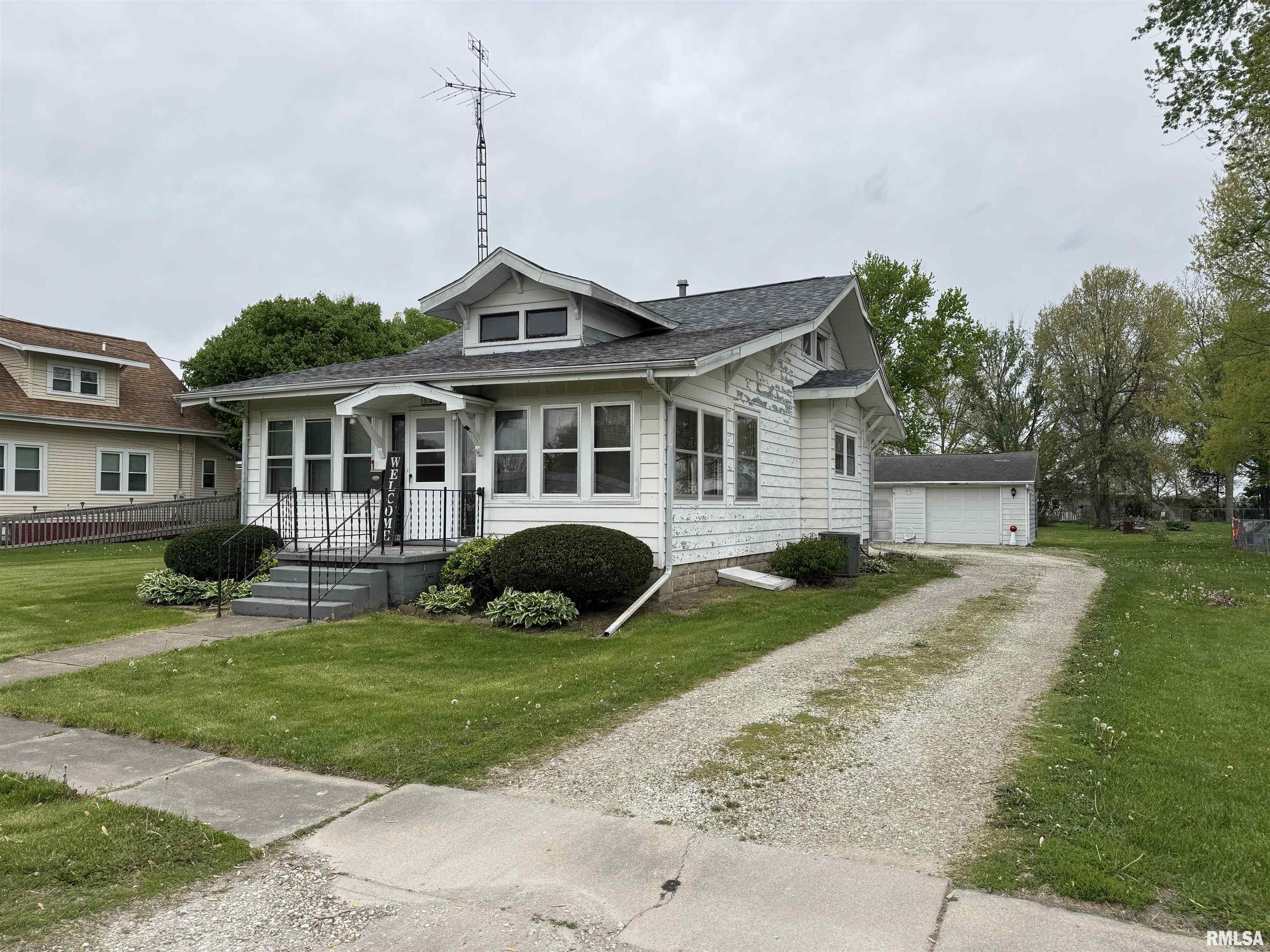 307 W Lafayette Street, Avon, Illinois image 2