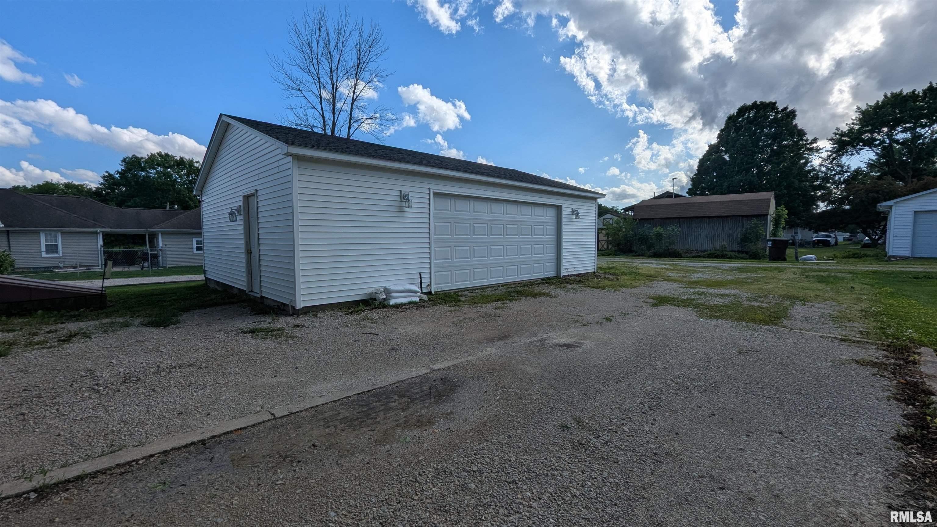 105 N Brents Avenue, Taylorville, Illinois image 24